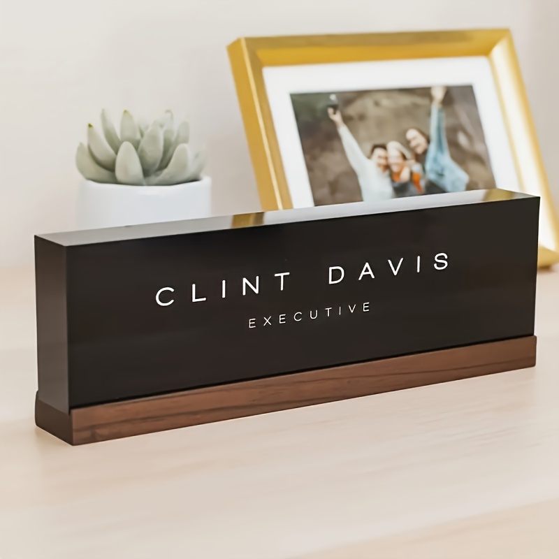 E-shop Personalisiertes Namensschild mit optionaler Holzbasis – Individuelles Schreibtisch-Schild für Büro, , Abschlussgeschenke – Modernes
