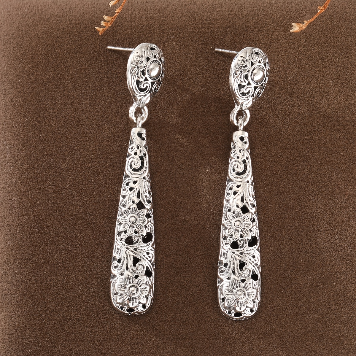 TEMU Retro Style Distressed Long Hollow Relief Scroll Floral Pattern Water Drop Women's Earrings Suitable For Parties Gatherings Vacation Leisure