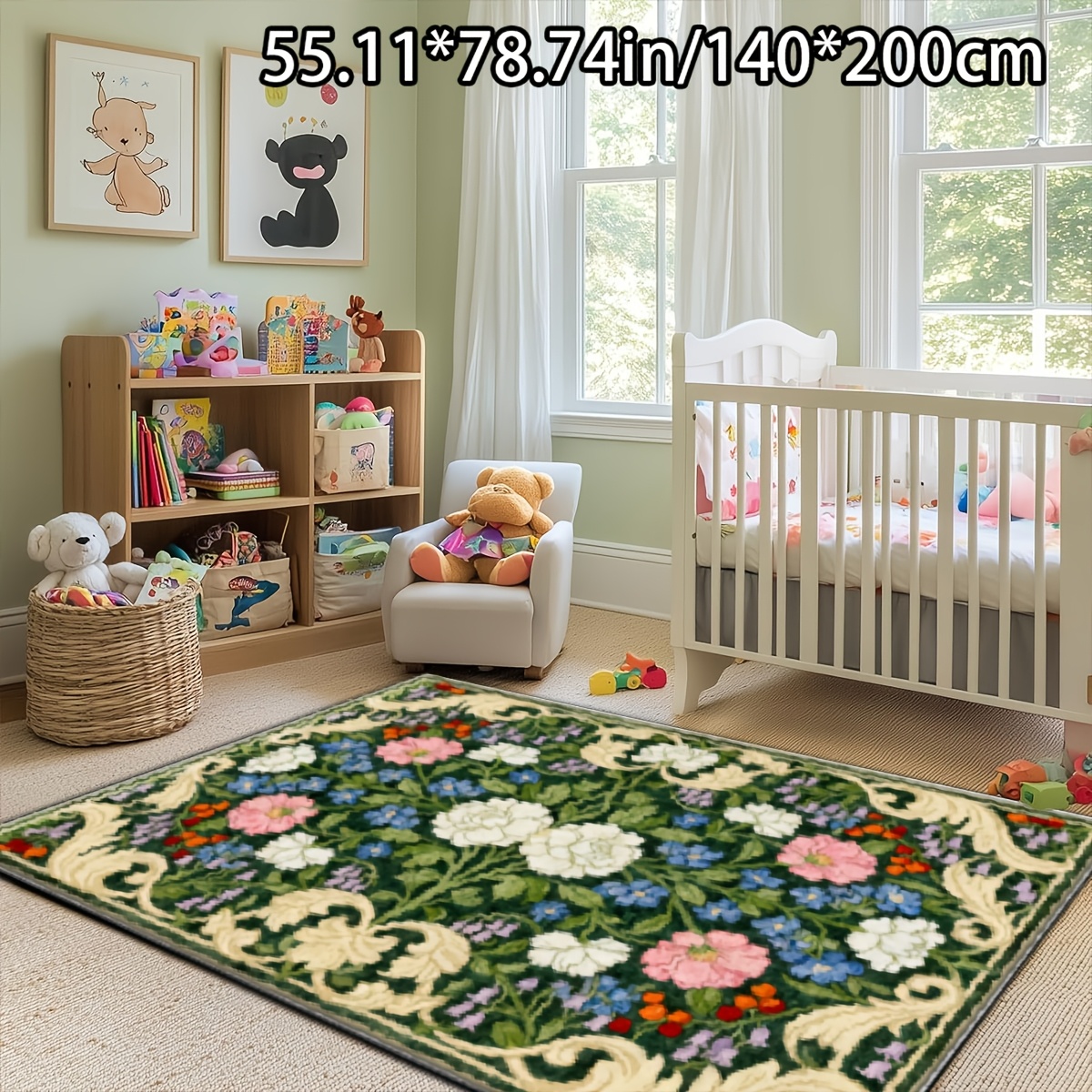 Dieser weiche Plüsch-Teppich für die Wohnungsdekoration hat einen grünen Hintergrund mit einem bunten Blumenmuster, was ihn vielseitig für verschiedene dekorative Stile macht. Er kann als