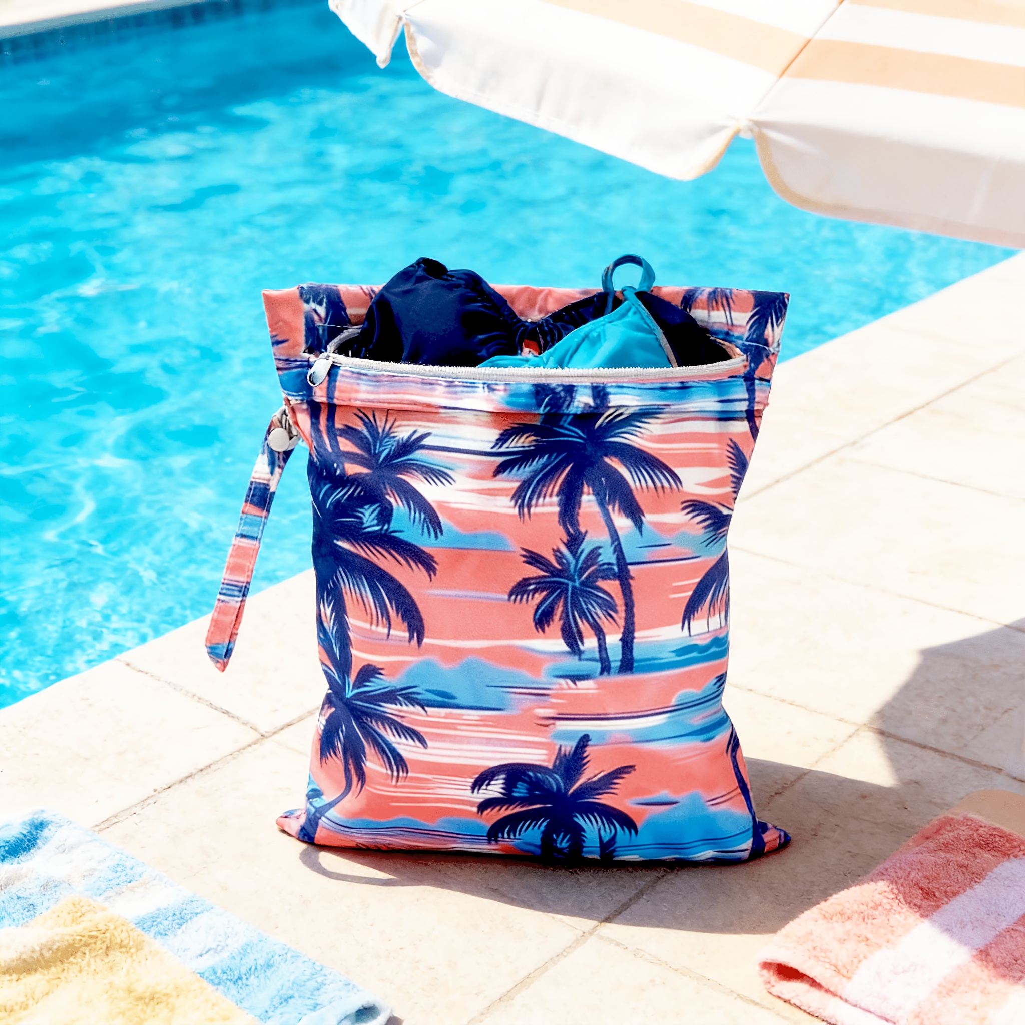 Reusable Wet Storage Bag with Tropical Palm Print Pattern, Designed for Diaper Storage. Dimensions: 9.84in*12.2in. Perfect for Storing Swimwear, Travel Essentials, Beach Items, and Pool Supplies. Ideal for Themed Gifts and Holiday Presents