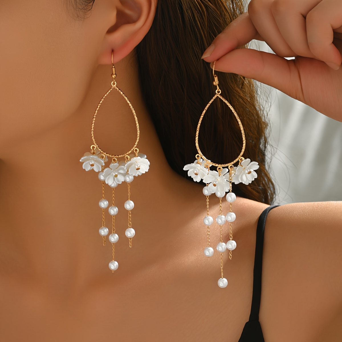 E-shop Ein Paar Damen-Ohrringe im Bohemian-Stil mit geometrischer Tränenform aus Eisendraht, Kunstmuschel Quasten-Anhänger. Vielseitig für den , Partys