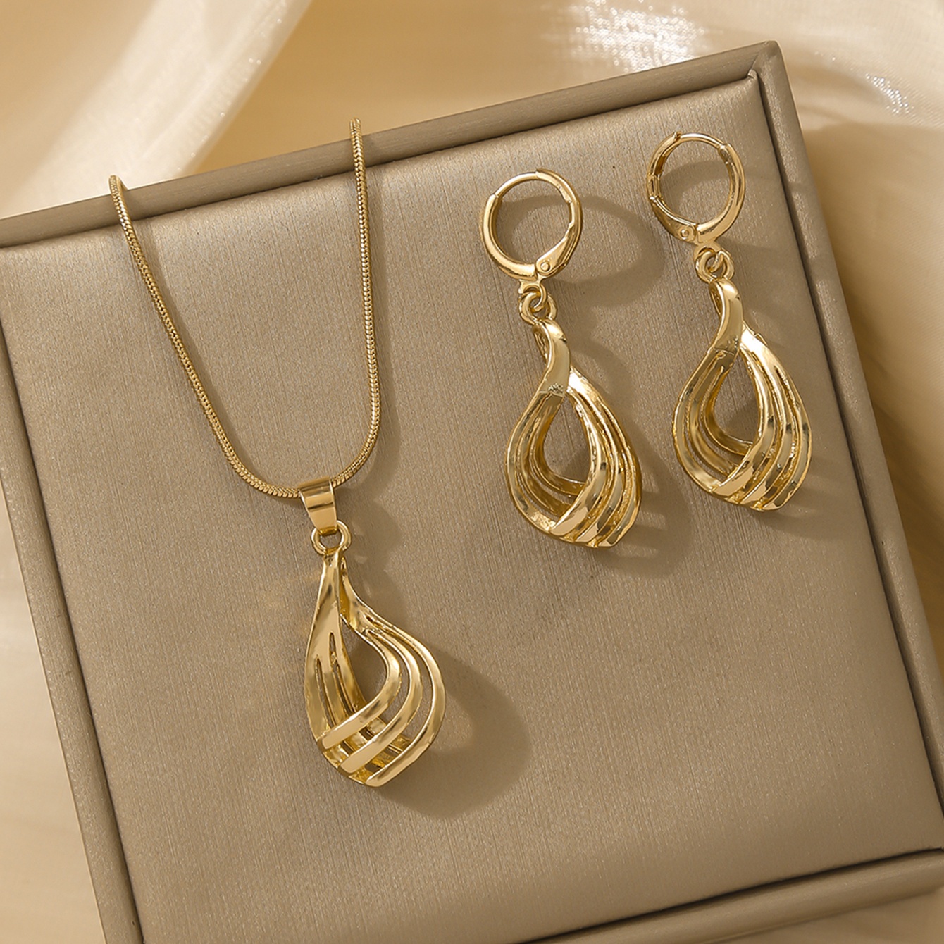 E-shop 3-teiliges Set aus modischen geometrischen Dreifach-Hoop-Ohrringen und Halskette, kreatives hohles Tropfen-Design, minimalistischer Schmuck für