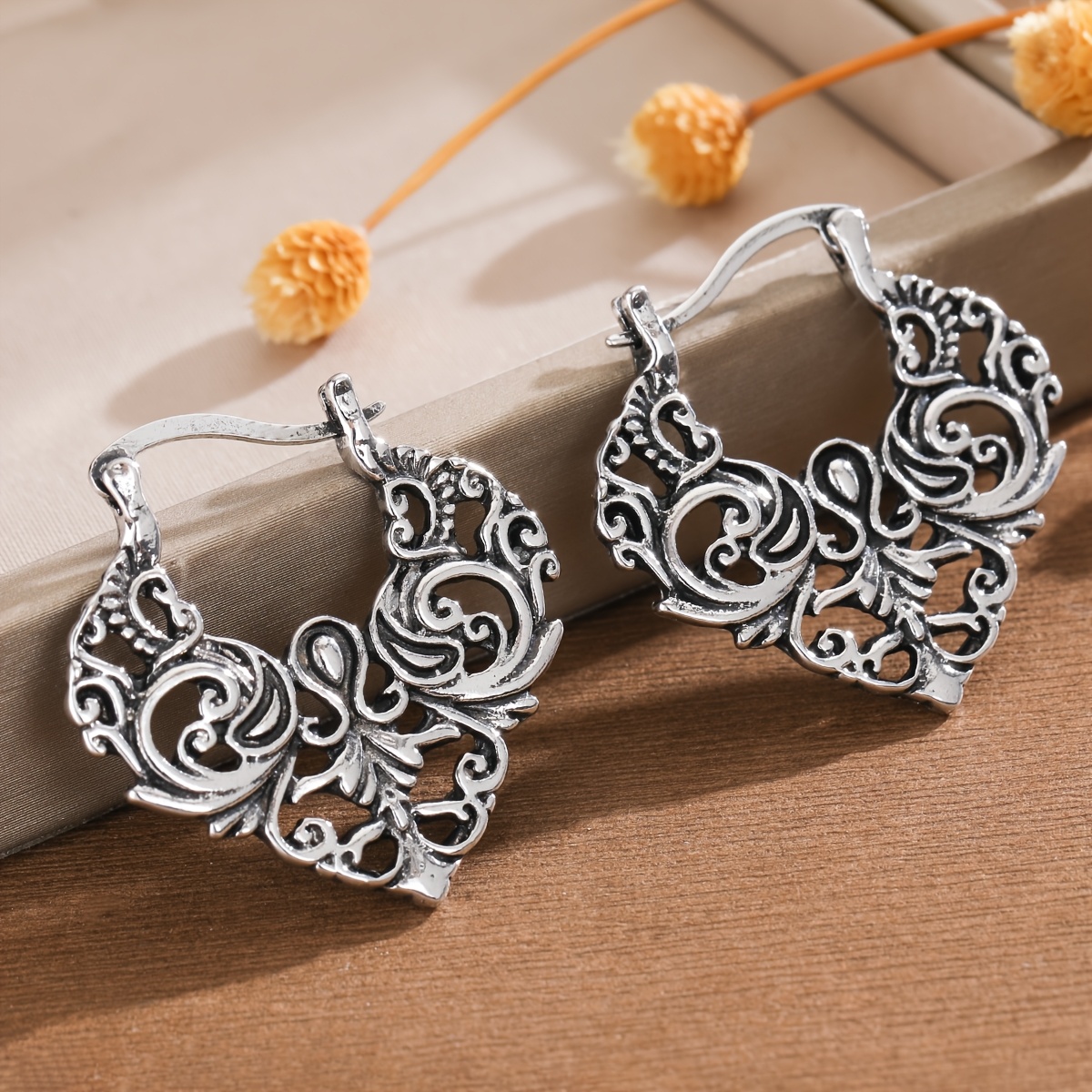 Women's Retro Ivy Floral Relief Pendant Earrings, Versatile Style