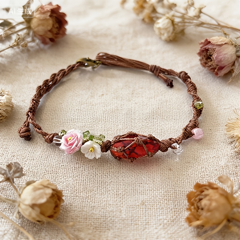 E-shop Ein handgefertigtes Armband mit Blumen und Kristallen im Boho-Stil, geeignet für Damen und. Verstellbar für Sommerurlaube am Strand, ein