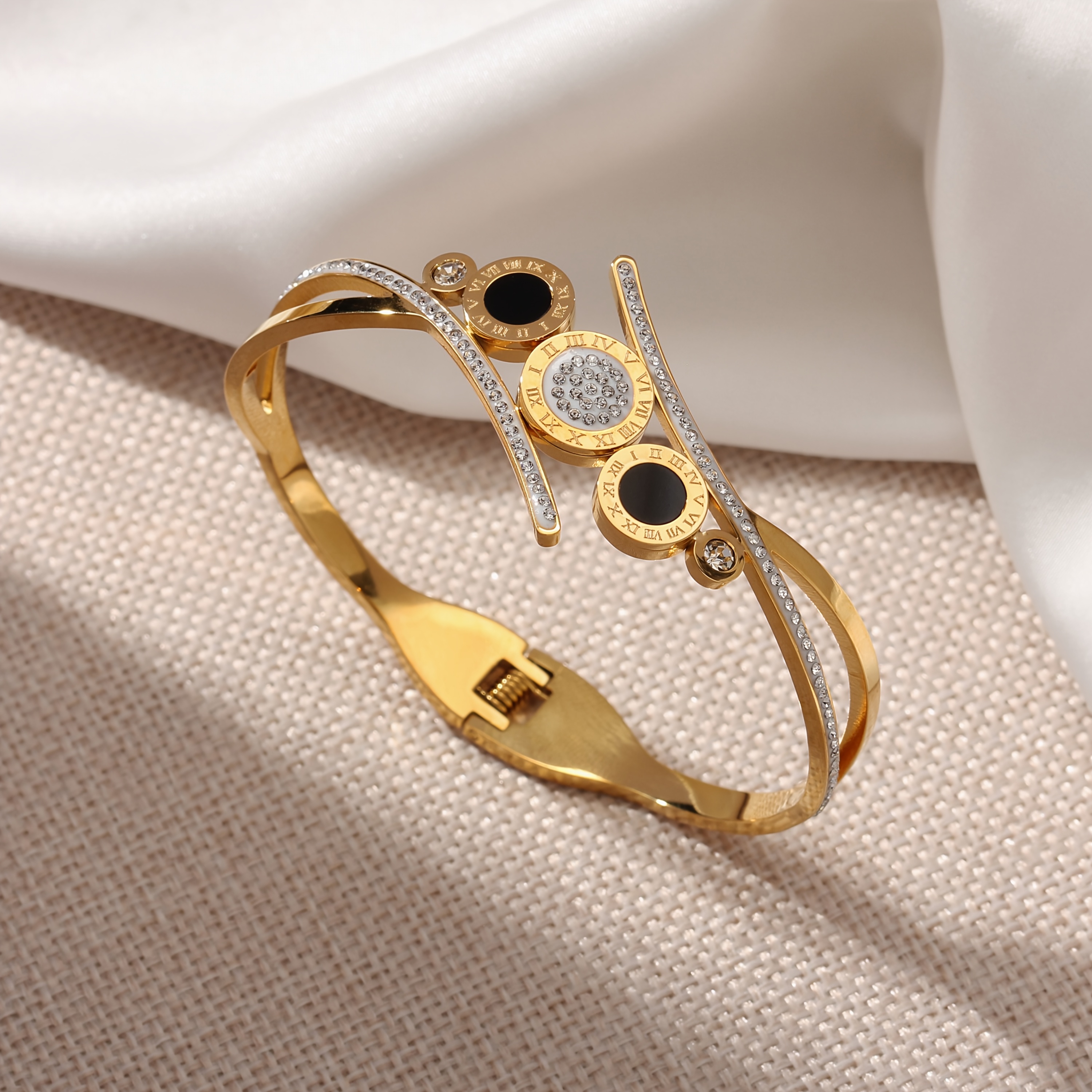TEMU Bracelet ouvert à ressort pour femme en acier inoxydable plaqué or avec incrustations de chiffres romains noirs et blancs et synthétique