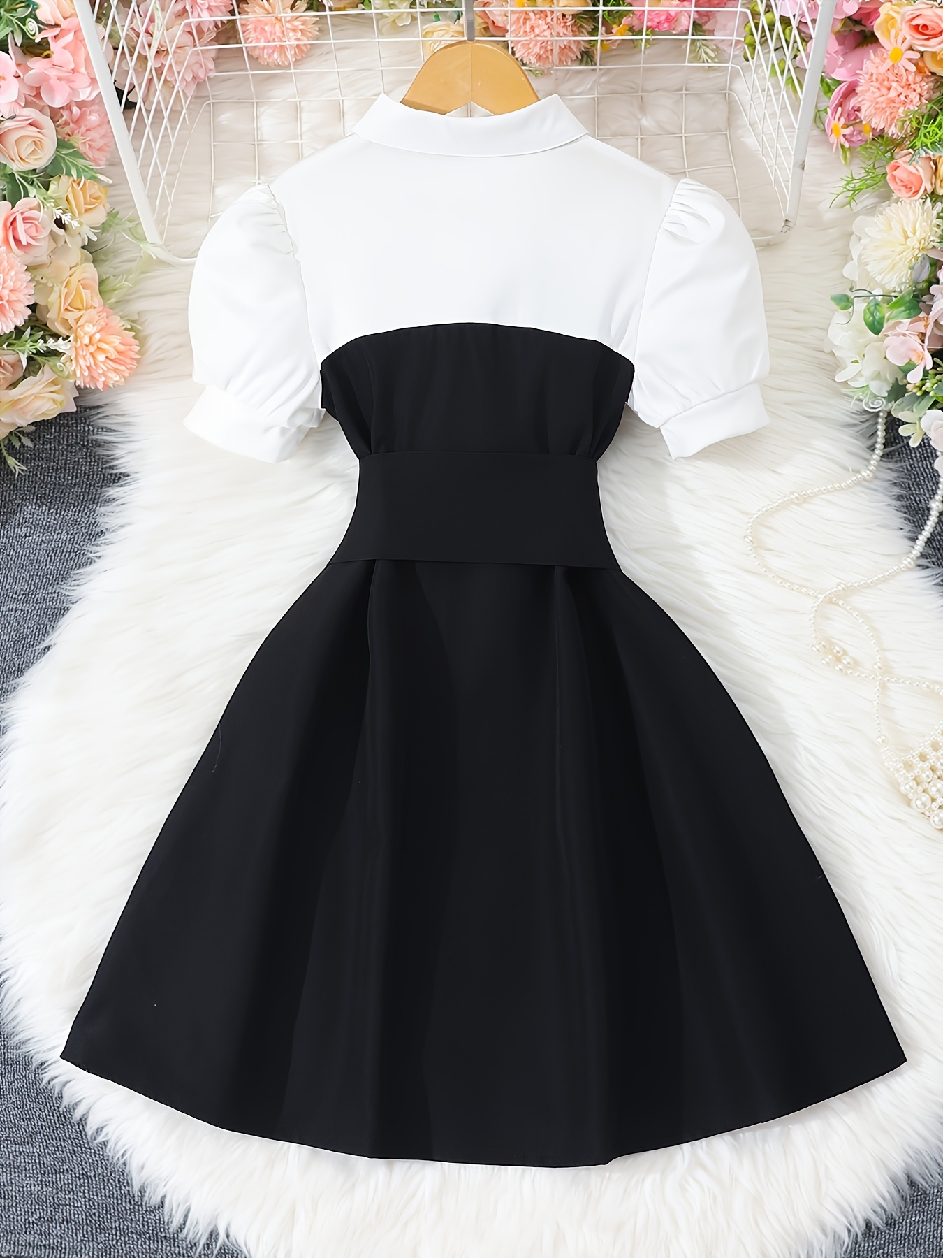 Elegante vestido para niñas en blanco y negro con bloques de color, que presenta mangas abullonadas y un frente abotonado, cintura ceñida y falda acampanada, adecuado para fiestas, bodas y salidas casuales a la playa. Diseño de cuello clásico con tela sin elasticidad. - Imagen 7