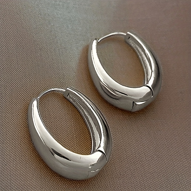 E-shop Ein Paar einfache Metallic-Hoops, inspiriert vom Design des Nahen , mit goldenen Formen, für Damen als Alltags-Accessoire oder für Partys und