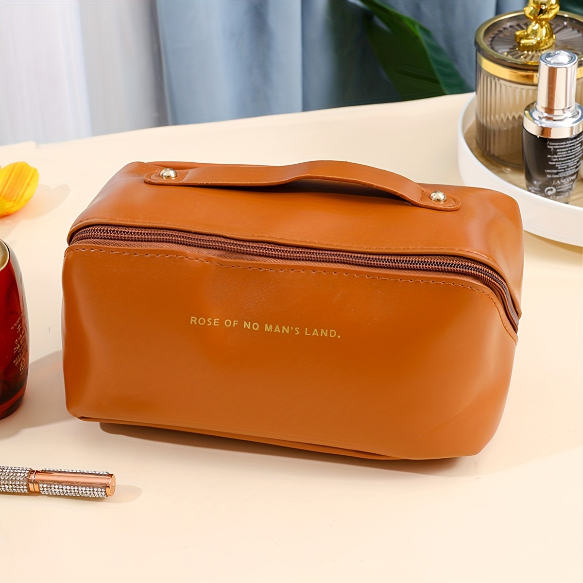 

A Women's Travel Makeup Bag, Spacious And Portable, Made Of Leather, Featuring Multiple Compartments And A Handle, In 4 Colors.