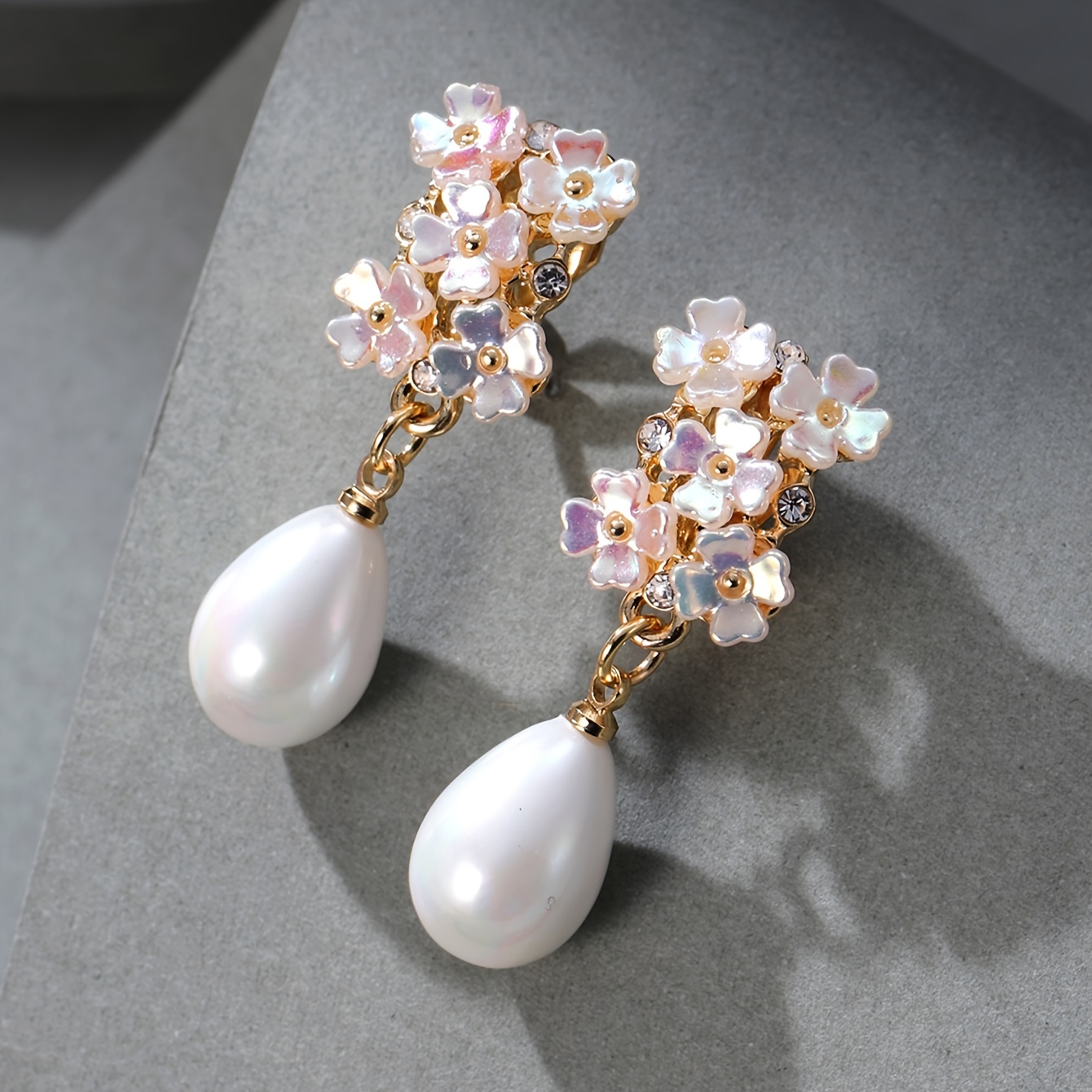 E-shop Elegante Ohrclips für Damen, Blumendesign mit Kunstperlen-Anhänger, ideal für Partys, Hochzeiten, das Business und den