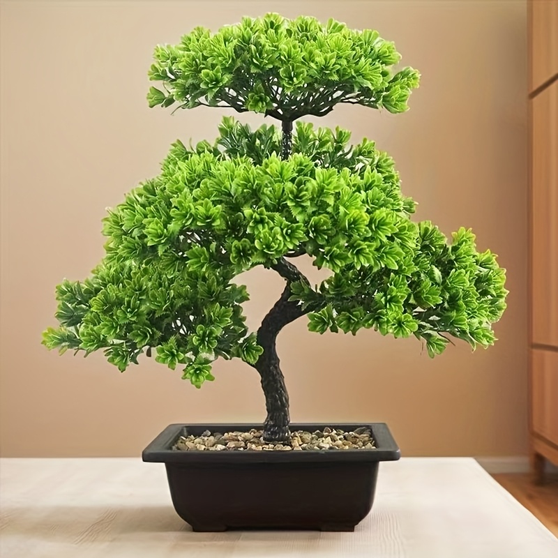 video's neppe dennenboom met plastic pot