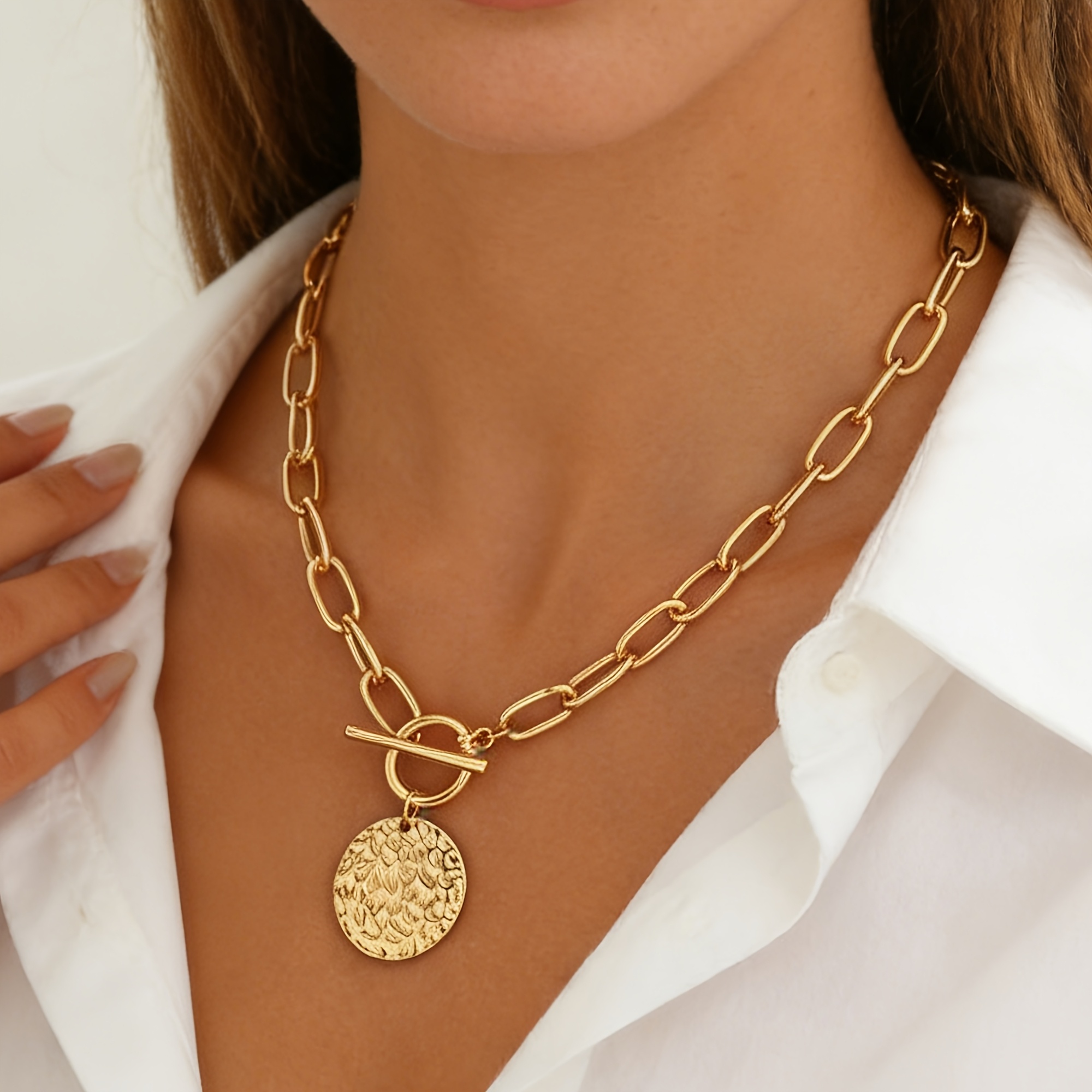 Image of An Elegant And Minimalist Geometric Round Pendant Necklace With A Chic And Sophisticated Design, Suitable For Women' Wear And Vacations