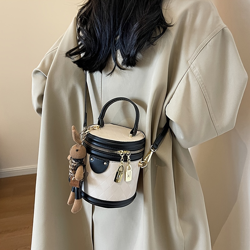 Las bolsas de calidad y estilo de moda de año para mujeres incluyen  bolsos tote de moda, bolsos versátiles y