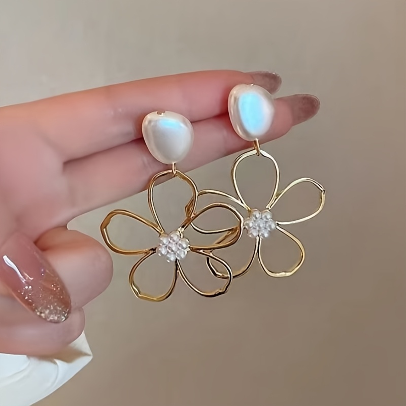 E-shop 1 Paar Ohrstecker mit hohlen Blumen aus Kunstperlen, elegant und , geeignet für Damen als Alltags- und Party-Outfit
