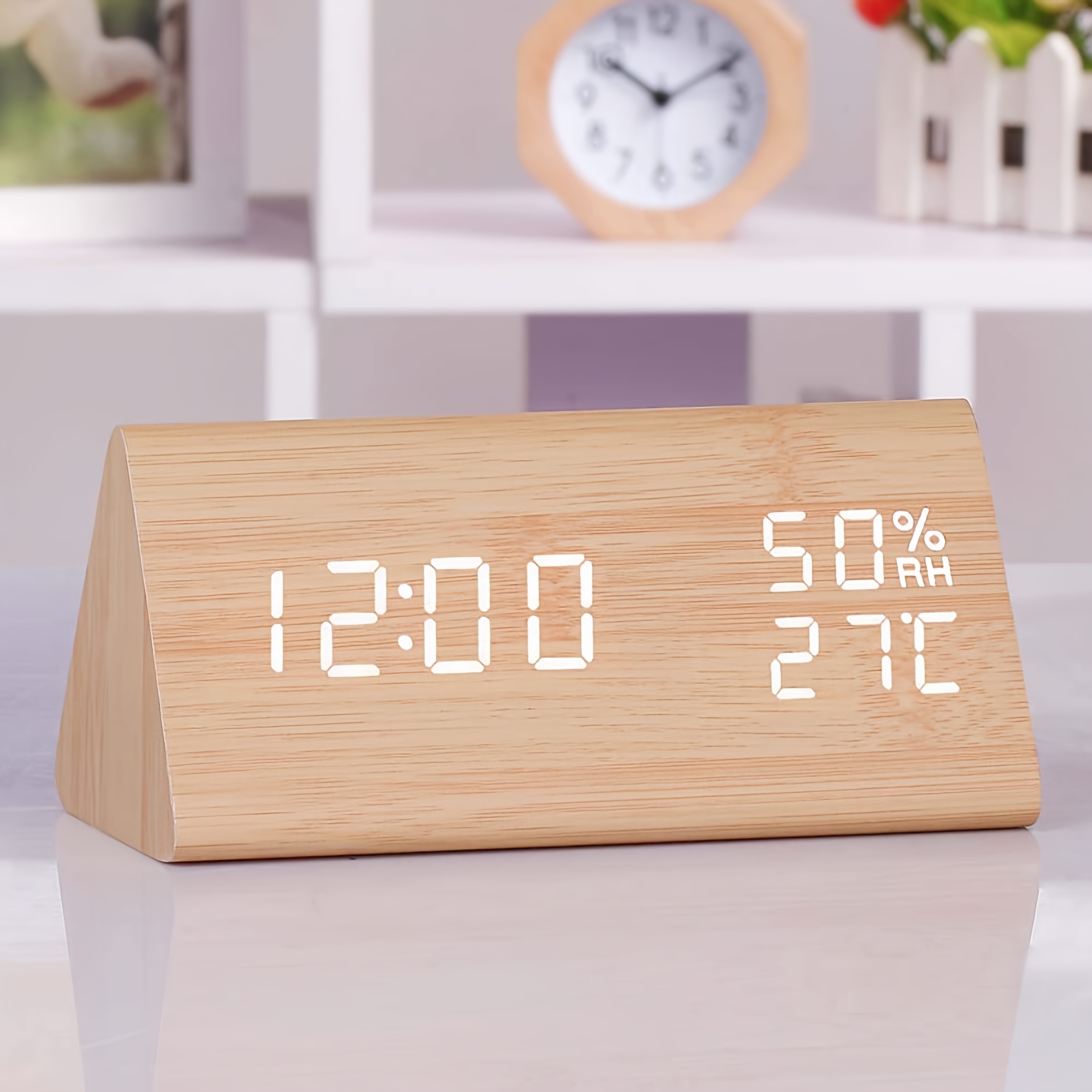 1pezzo Orologio Alarme LED Triangolare in Legno con Display di Temperatura e Umidità, Luminosità Regolabile, 3 Impostazioni di Allarme, Schermo Automatico, Alimentato da Batteria AAA, Ideale per Camera da Letto, Studio, Ufficio, Aula - Decorazione Moderna per la Casa, Orologio Alarme | Orologio Alarme Moderno | Orologio Alarme Digitale