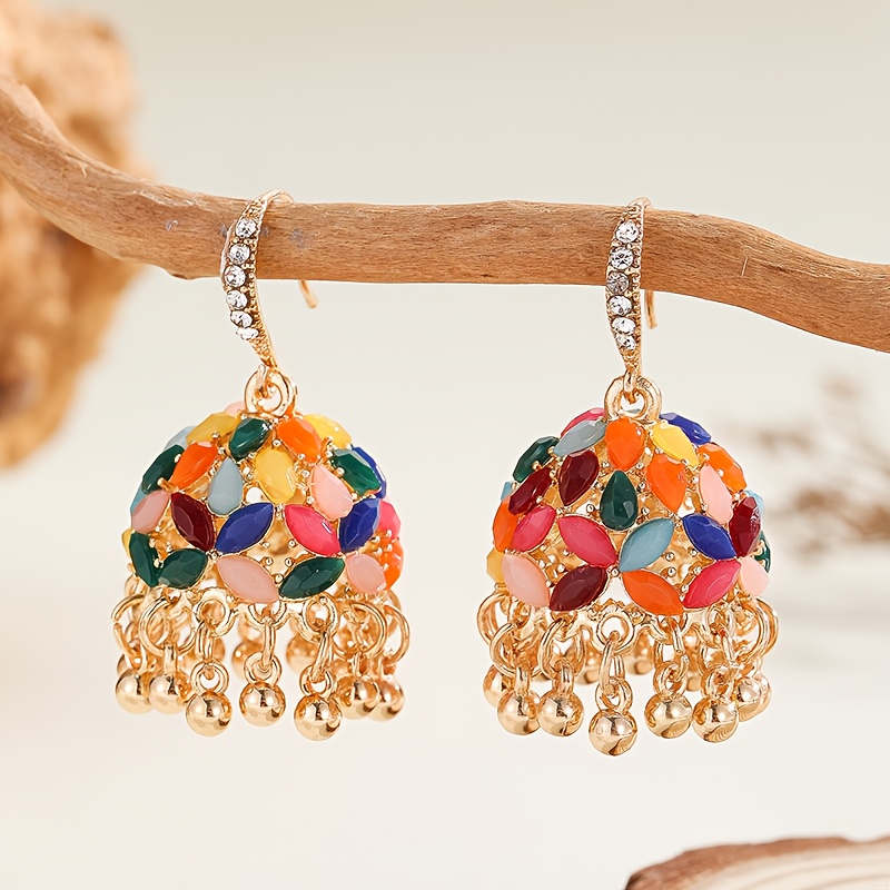 TEMU Une paire de boucles d'oreilles Jhumka luxueuses bohème élégant, magnifiquement ornées de strass de . Ces boucles d'oreilles dorées avec des