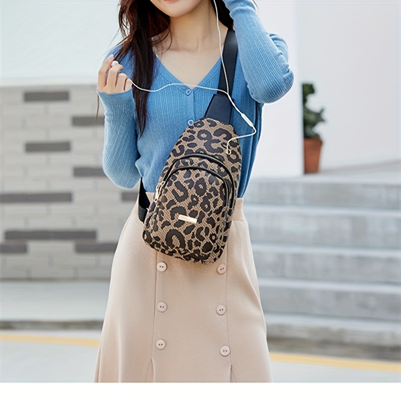 

New Women's Chest Bag, Large Capacity Fashion Animal Print Crossbody Bag With Earphone Hole And Double Zipper Compartments