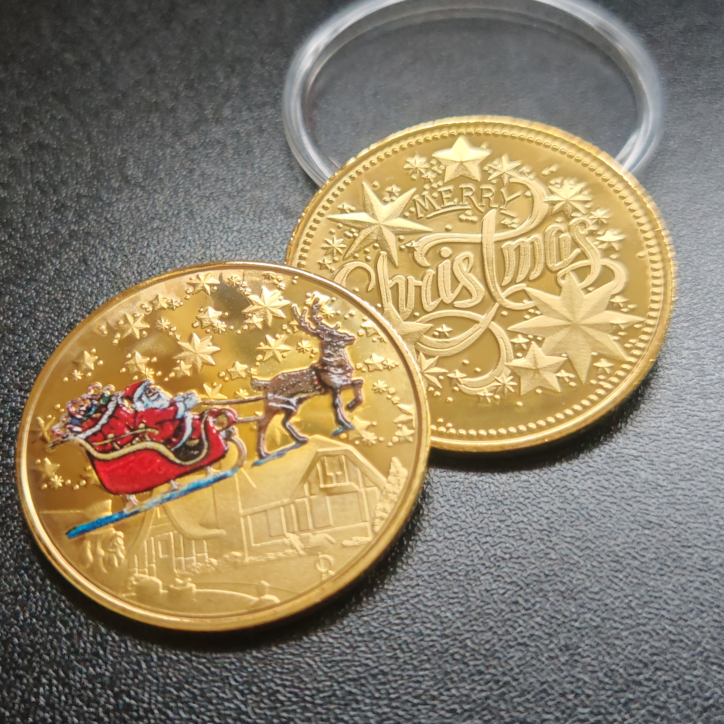 Pièce Commémorative Noël - Traîneau Et Couronne - Métal Doré - Souvenir, Collection Ou Décoration - Cadeau De Fin D'année