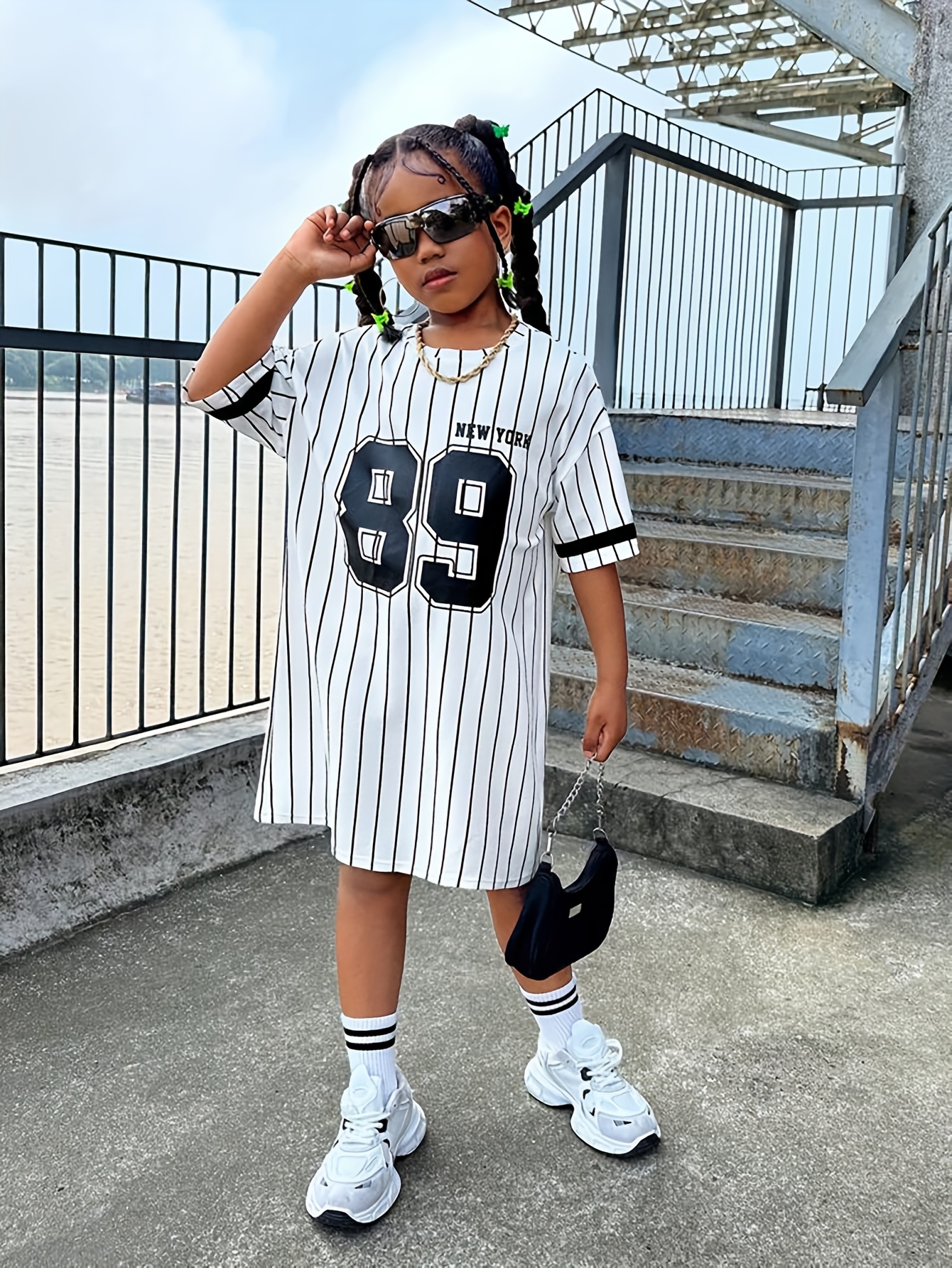 Vestido de lana casual de para niñas con diseño de número 89 y letra A  Estampado y negro, manga corta suelto, cuello