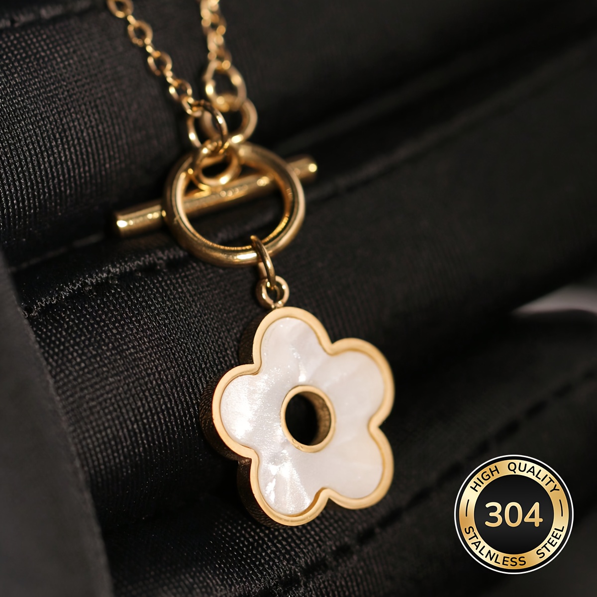 TEMU Un collier à boucle OT de style européen et américain, plaqué or en acier inoxydable, d' à pétales incrustée de artificiels. Il est ajustable et