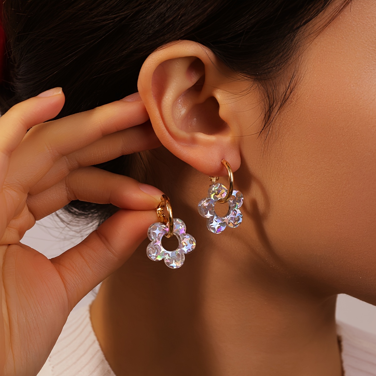 une paire de boucles doreilles élégantes et mignonnes   de fleur convient aux femmes
