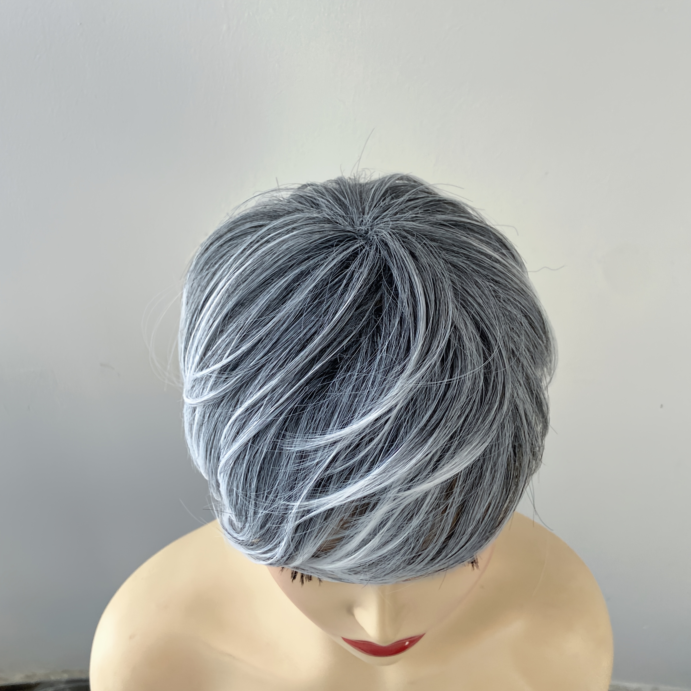 Chisu Kurze Bob-Perücke Gewellt – Grau-blond, 35,6 Cm, Aus Hitzebeständigem Kunsthaar