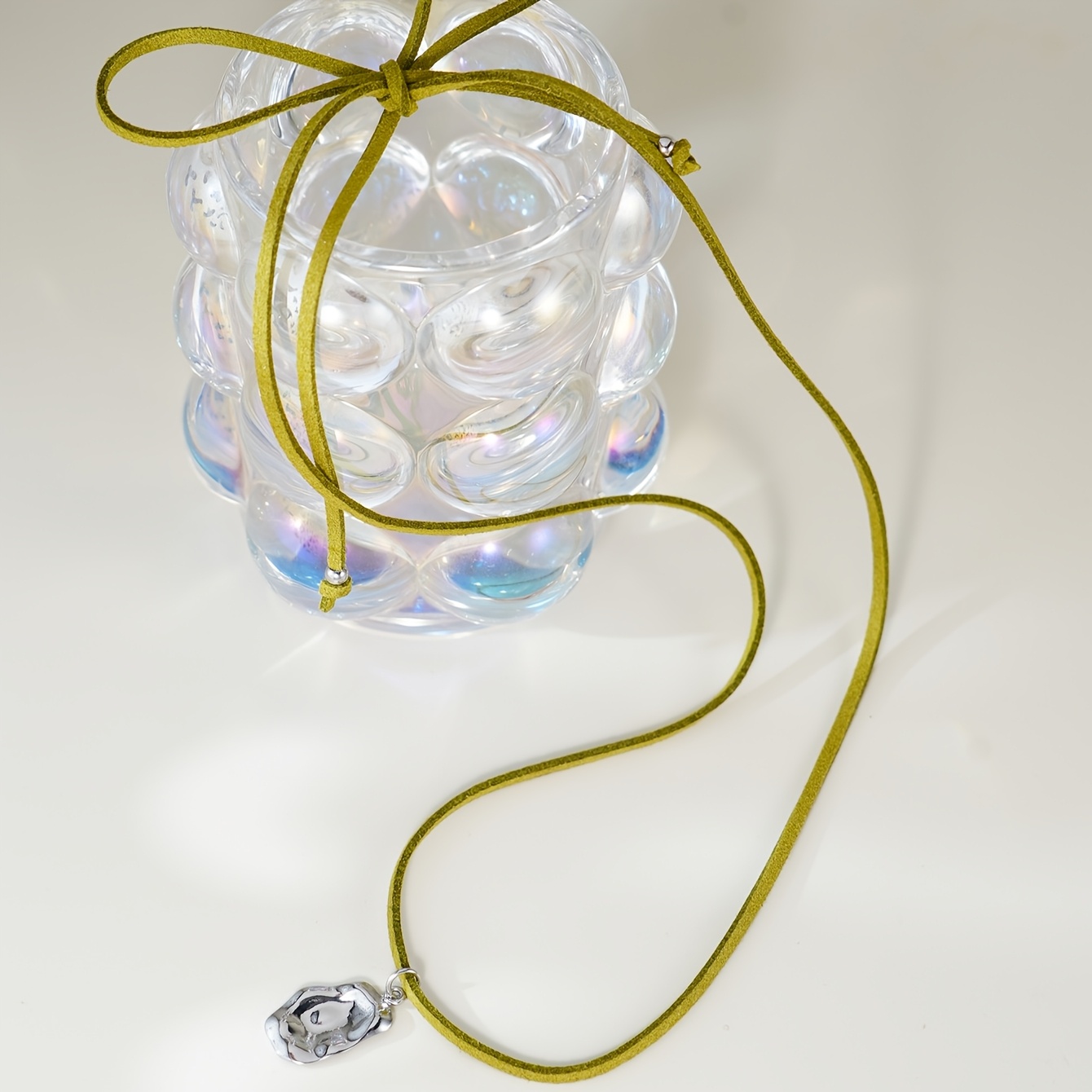 TEMU 1 pièce tendance pour femme, collier ras du cou vintage en corde de velours enveloppée avec pendentif métallique irrégulier, accessoire de