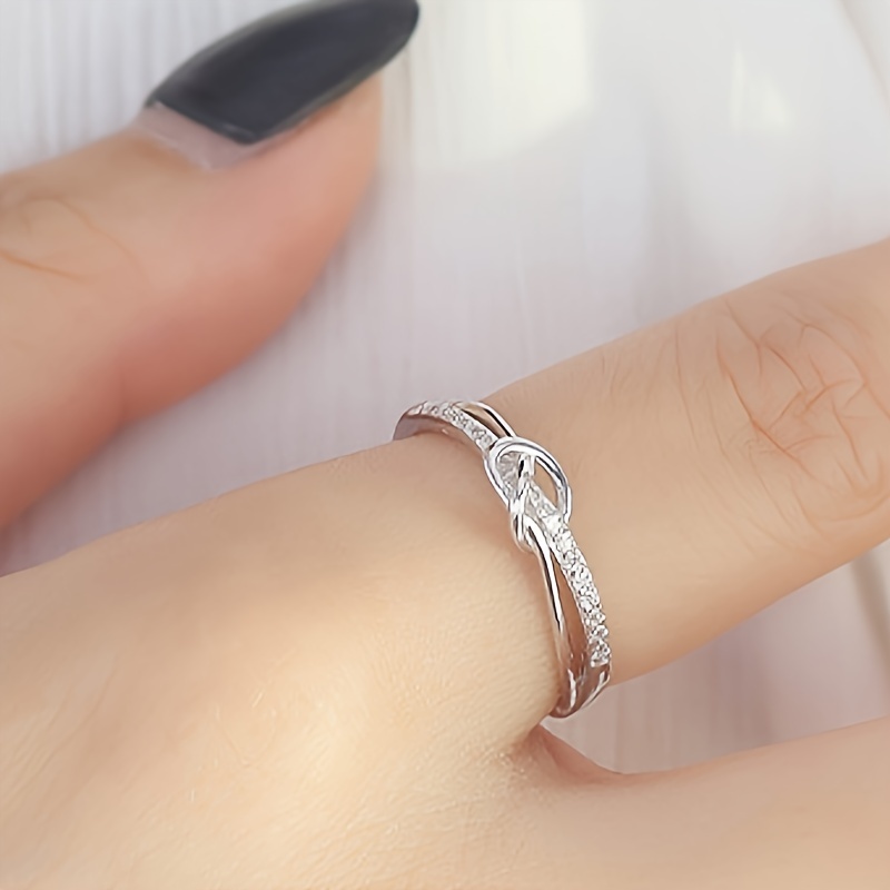 Women's Commitment Ring with Knot Heart Setting