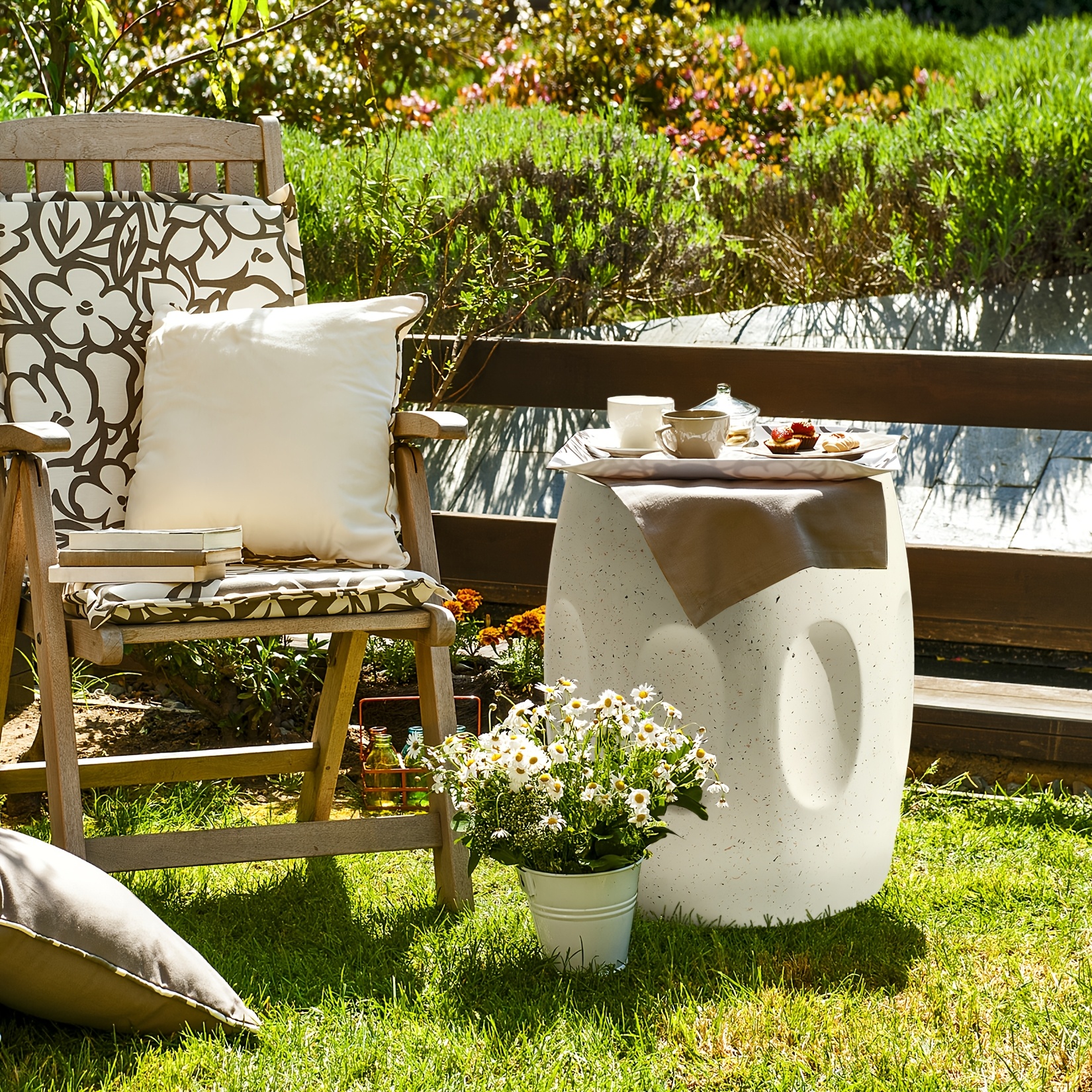 Heavy-Duty Magnesium Oxide Cement Round Outdoor Table - Vintage Cream White Suitable for Garden, Balcony, Patio, Porch, Living Room & Bedroom Accent Table with Polished Cement Top, Space-Saving, Compact Modern Furniture (46x39x39cm)