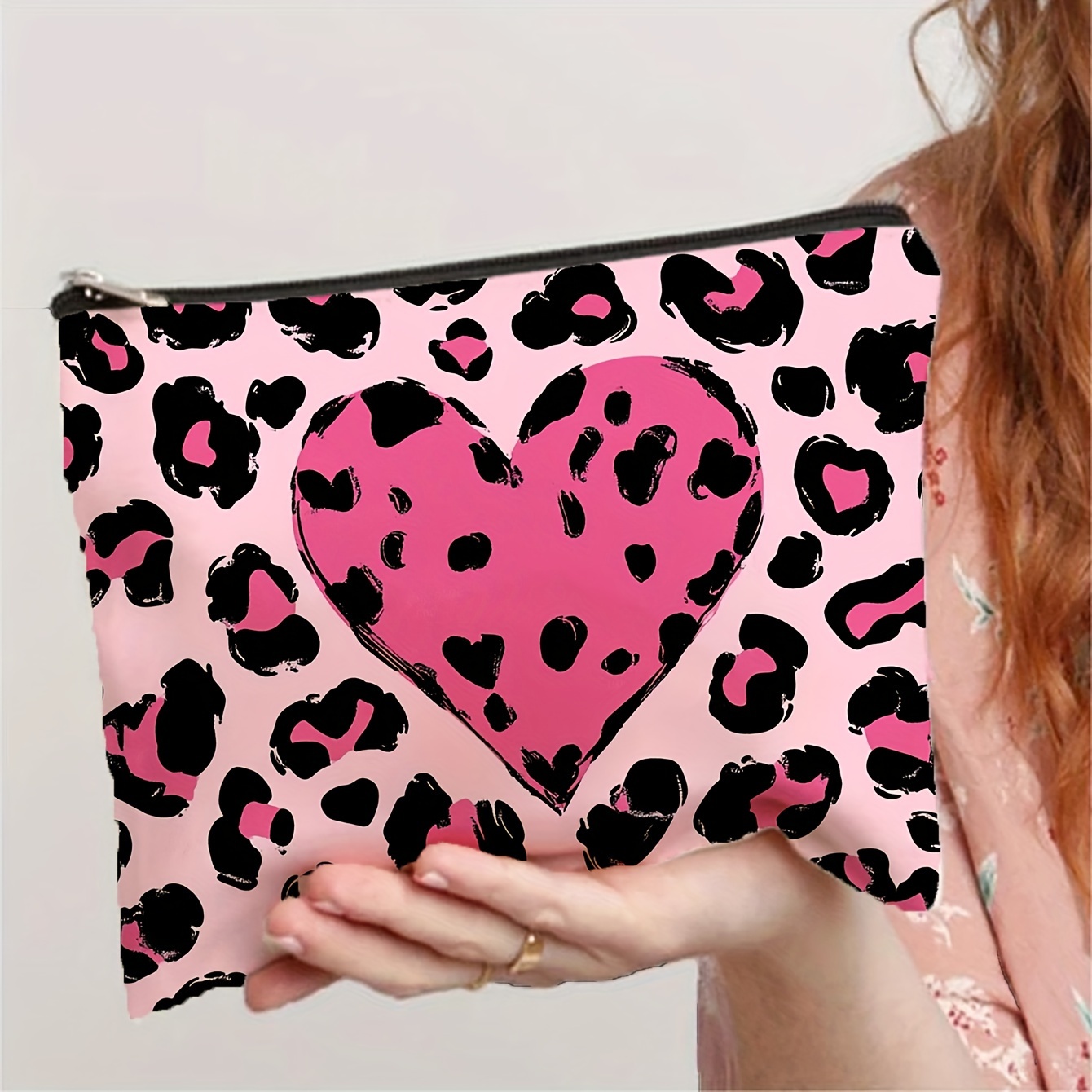 

Unisex Adult Heart & Leopard Print Cosmetic Bag, Large Capacity Polyester Makeup Pouch, Portable Travel Organizer For Beauty And Stationery, Ideal Gift For Family, Friends, And Couples