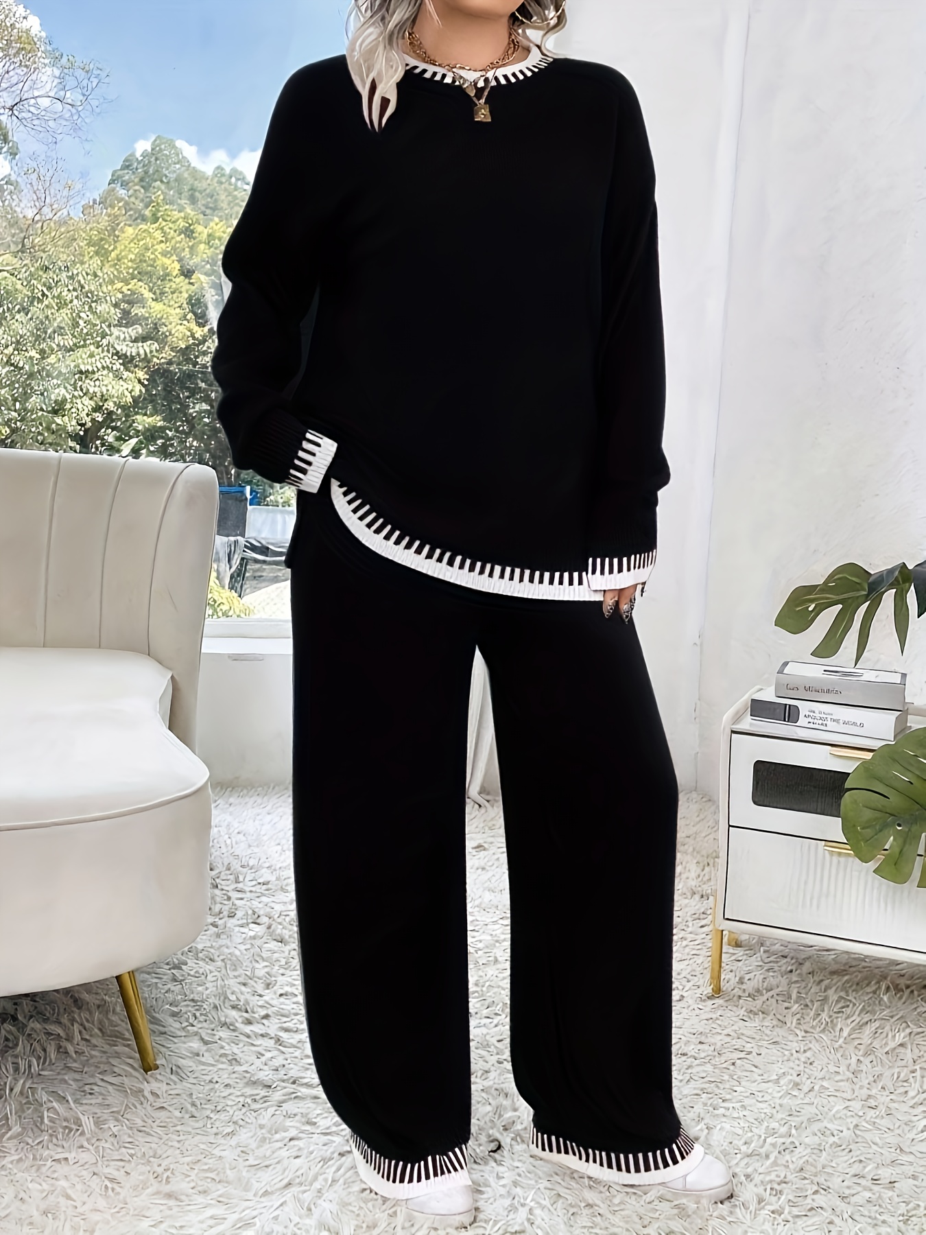 Plus Size Damen Outfit mit braunem Colorblock Sweater und Hose – Rundhals, Langarm, Stretch