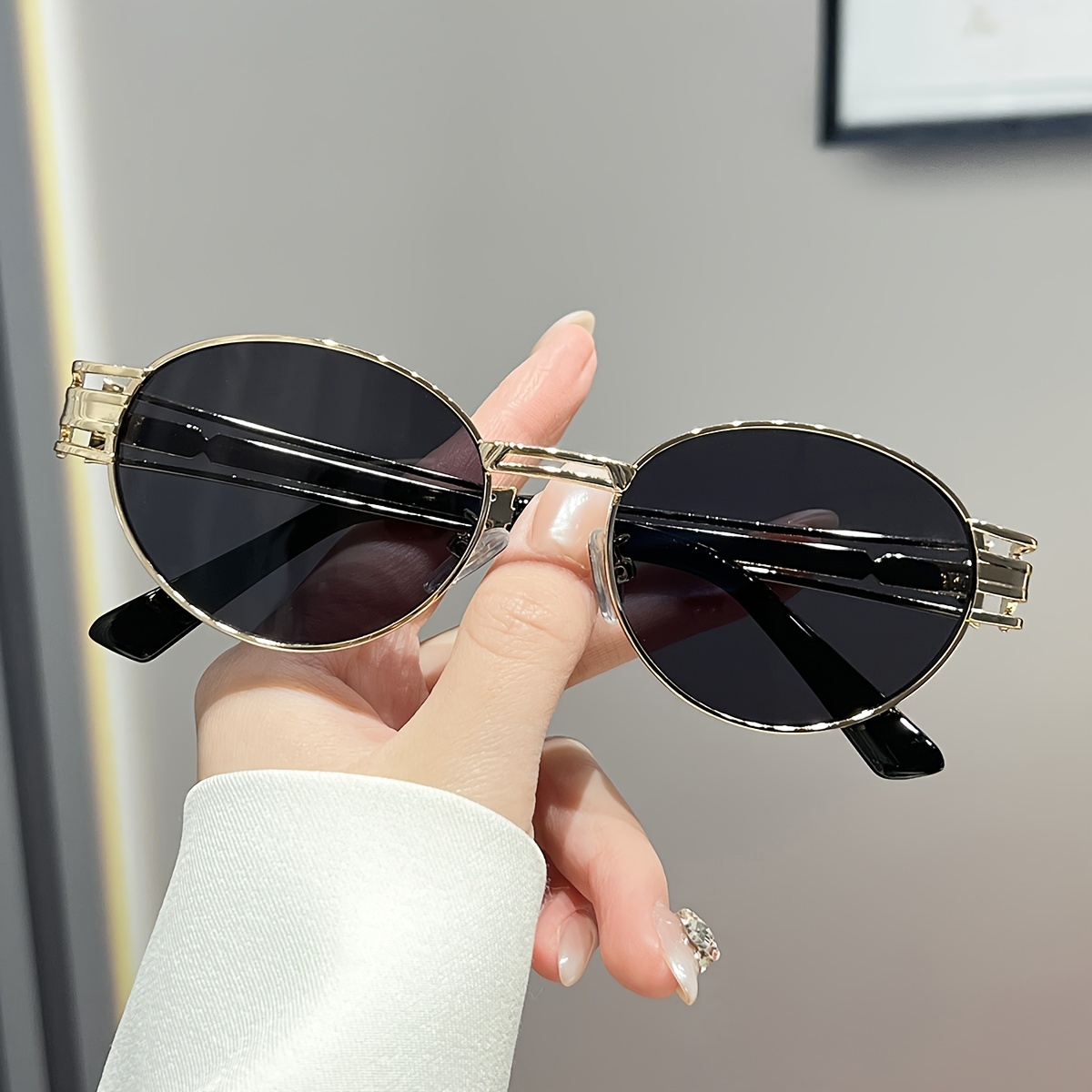 

Fashion Women's Metal Glasses Oval-shaped Decorative Eyewear Elegant Accessory With Unique Arm Design