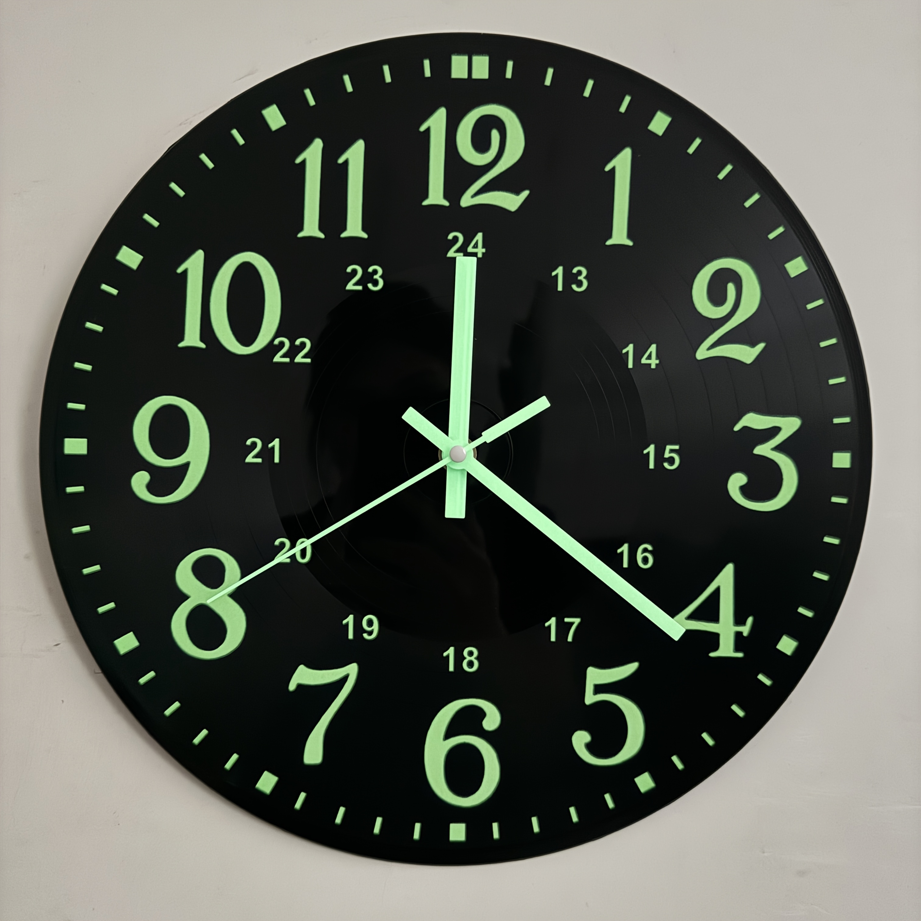 TEMU Horloge Lumineuse 1 pièce, Horloge Silencieuse à Piles, Chiffres et Aiguilles Lumineux Absorbant l'Énergie, Horloge Murale, Convient pour Salon,