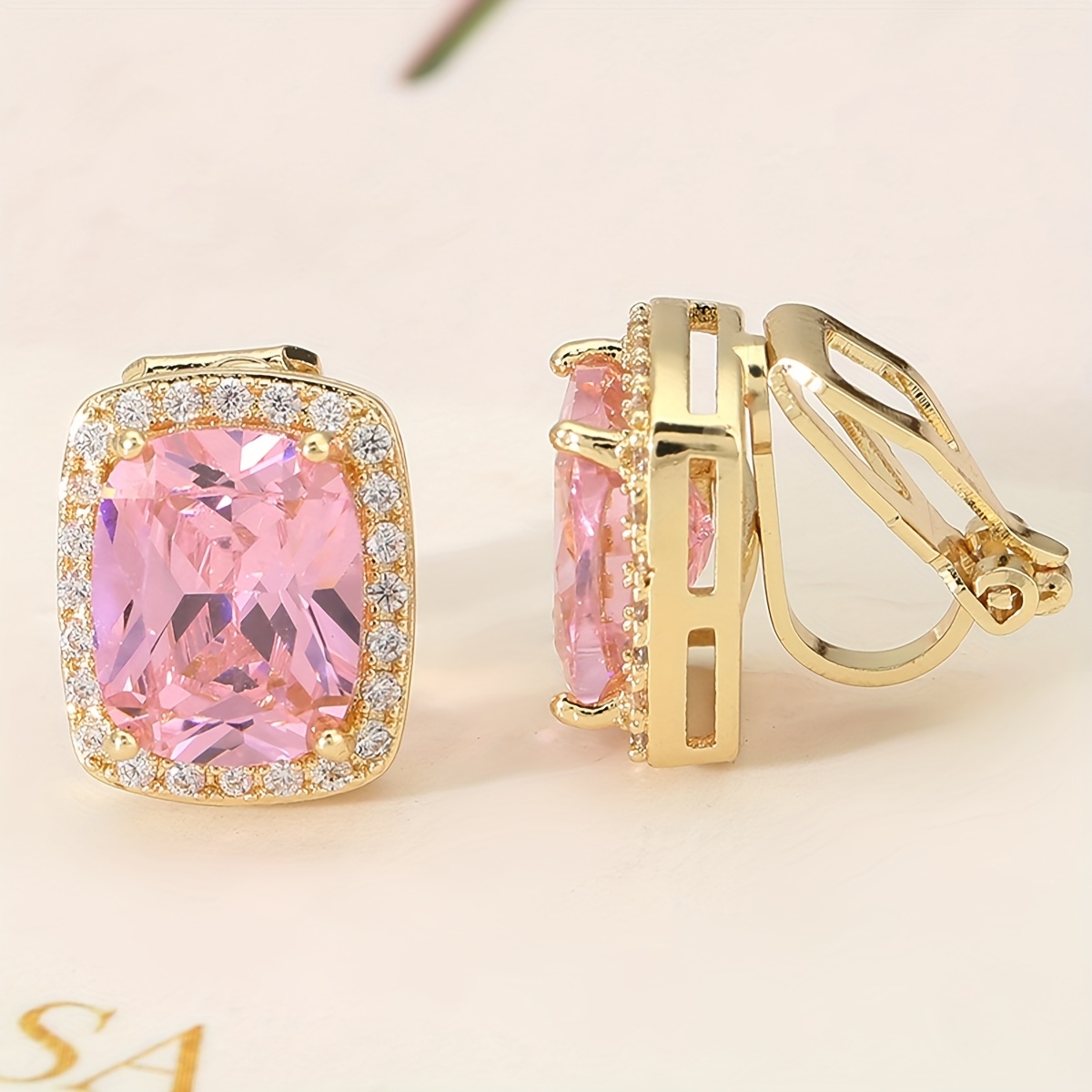 E-shop 1 Paar quadratische, rosa CZ besetzte Clip-On Ohrringe für Damen – Voll funkelnde Cubic Zirconia, ohne Piercing, Ohrclips, elegante