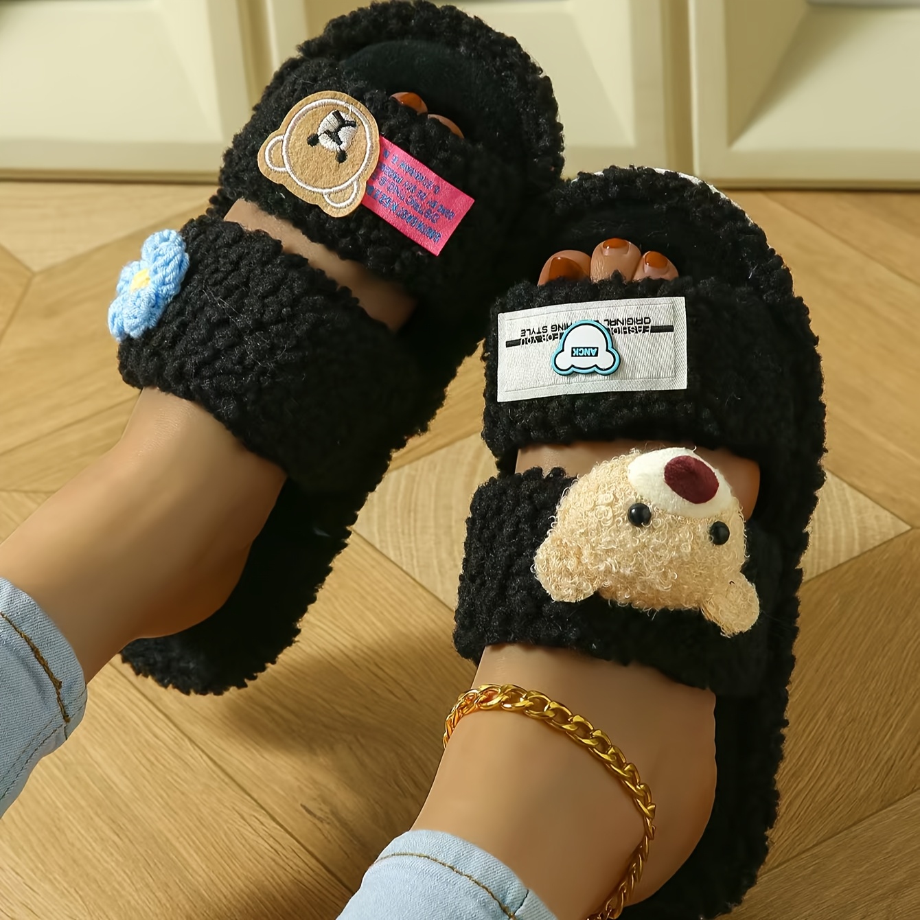 

New Autumn And Winter Women's Fluffy Slippers In Colors With Cartoon Bear Patches And Flat Non-slip Soles.