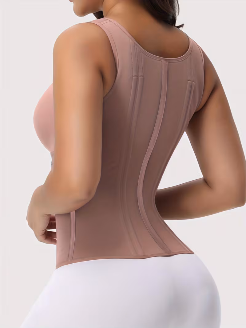 Parte traseira do corset modelador bege-rosado em uma mulher, mostrando o design sem costura e o suporte vertical