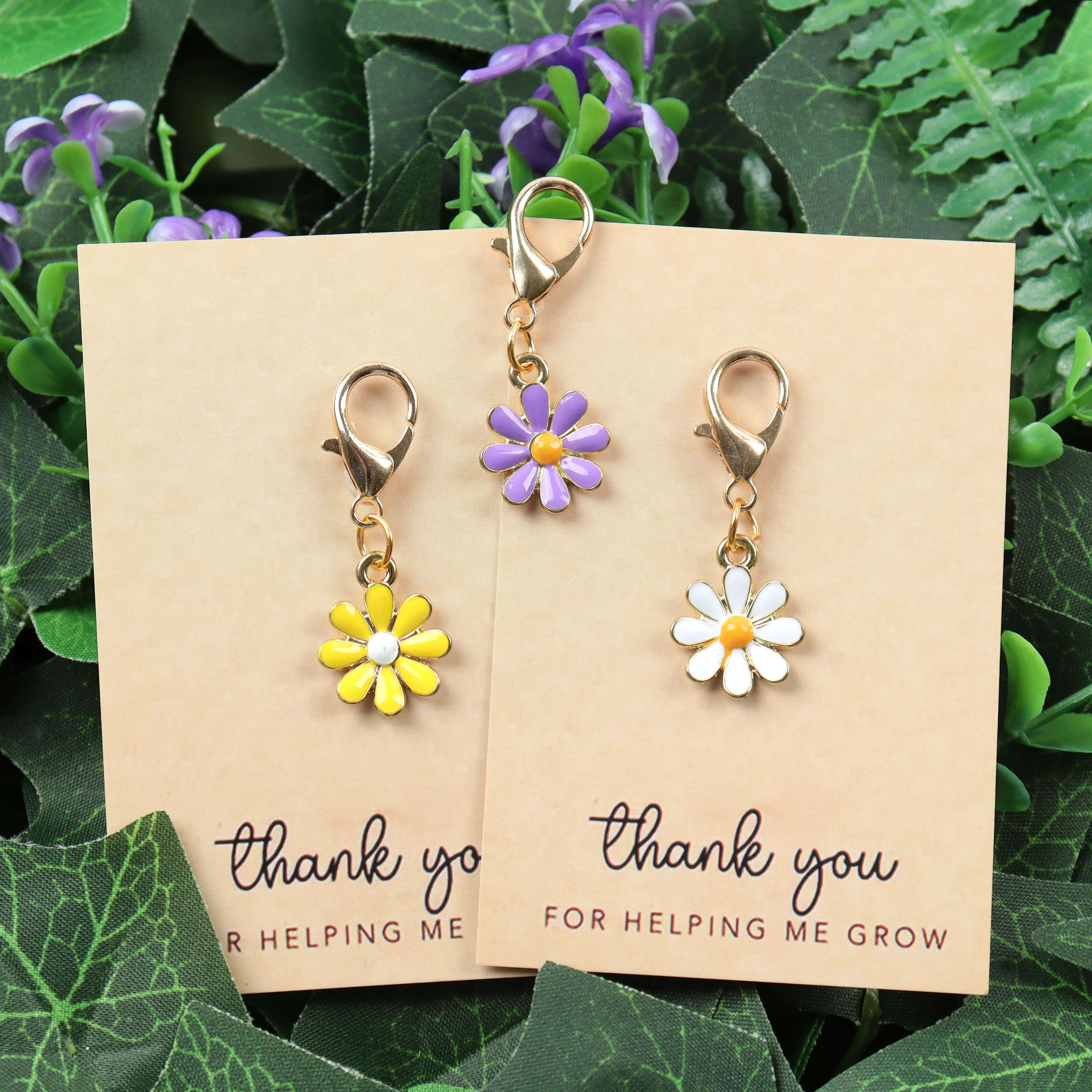 

thank You For Helping Me Grow" Daisy Keychain - Cute Cartoon Miniature, Zinc Alloy, Perfect Thanksgiving Or Inspirational Gift For Friends (1pc/2pcs Option)