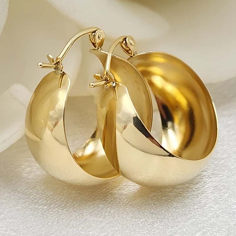 Image of A Pair Of Fashionable Circular Earrings For Women, Featuring A Middle Eastern With A Wide, Chunky Round Design. Shiny Hoop Earrings Are Casual Wear Or Parties, Making Them A Stylish Jewelry