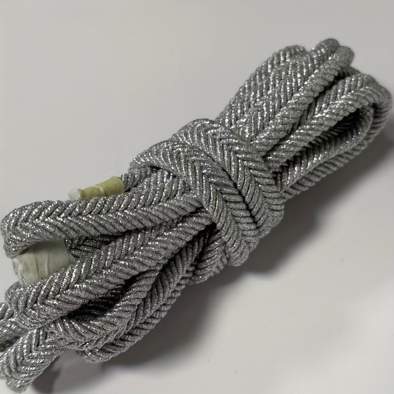 E-shop Ein 1 cm breites und 2 Meter langes dekoratives geflochtenes Seil, glänzend und geeignet für die Verwendung in Kleidung, Uniformen, , Vorhängen
