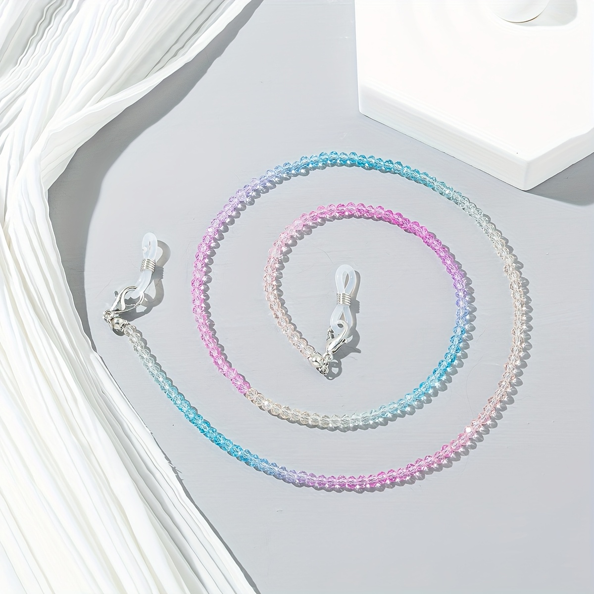 A Trendy Gradient Glasses Chain