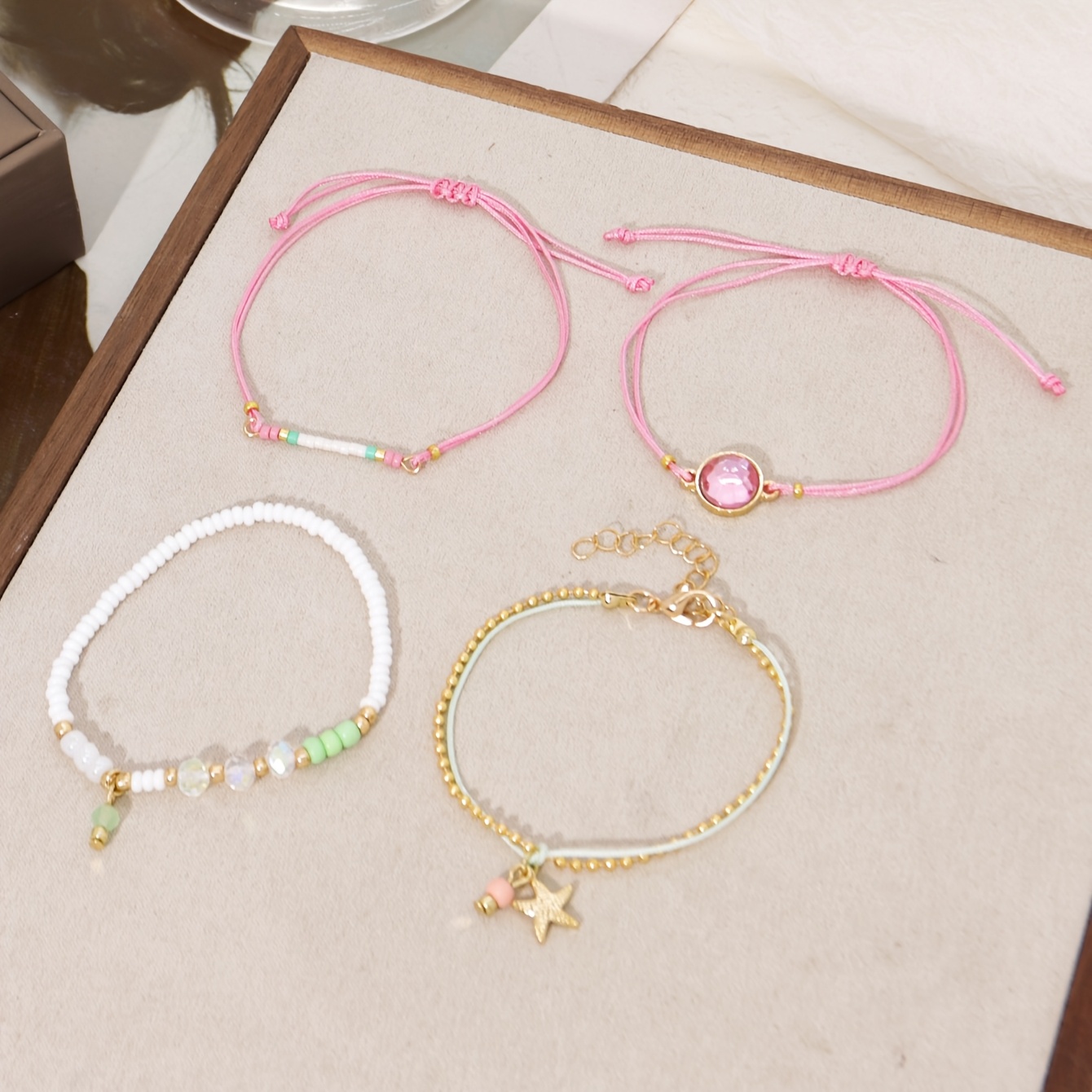 E-shop 4-teiliges Modisches Damenarmband-Set, Exquisites Bunter Maisperlen-Armband mit Seestern-Anhänger aus Kunstseil, Geschenk für Beste Freundin für