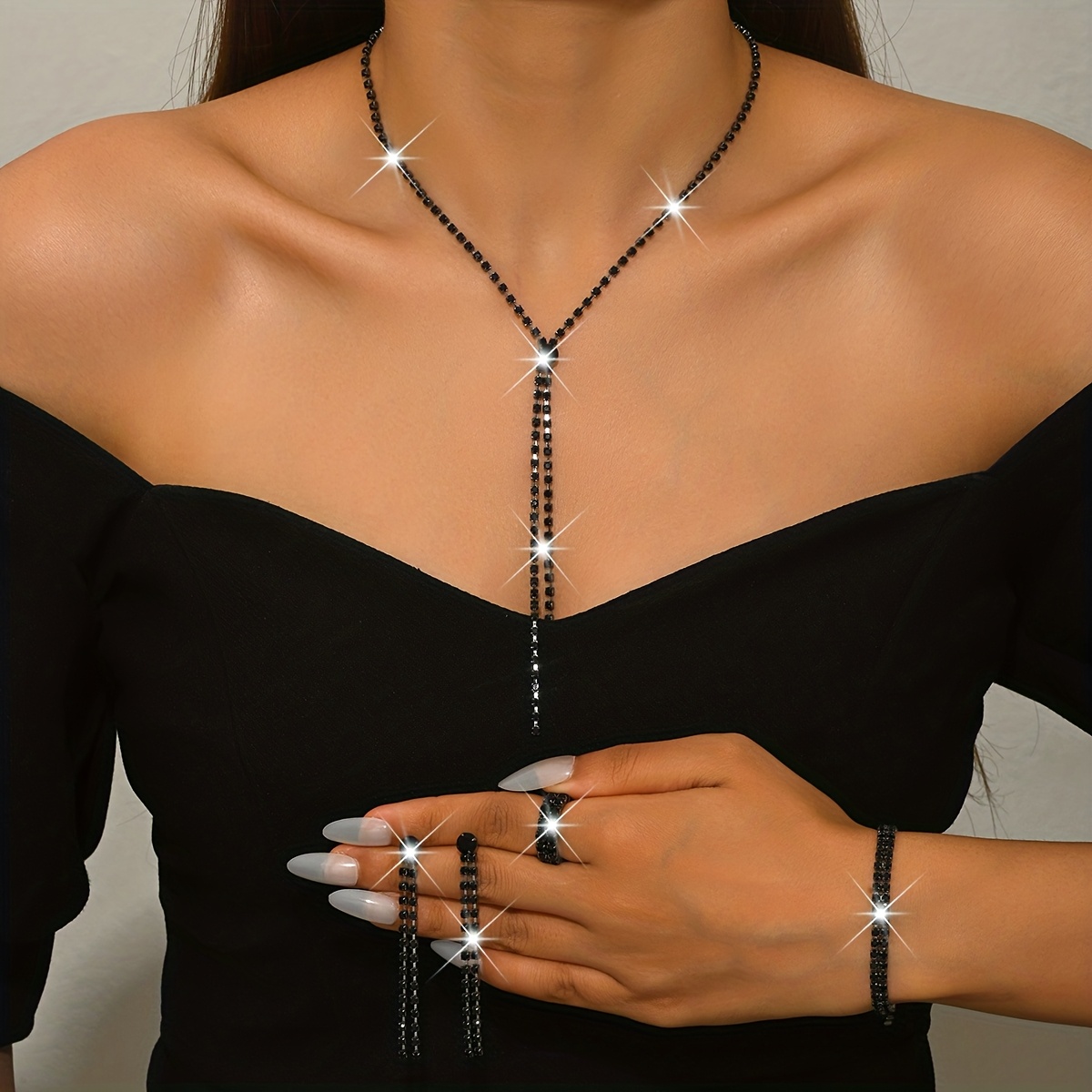 Een stijlvolle set van ketting, oorbellen, armband en ring, perfect voor schoolfeesten: retailer-supplied image