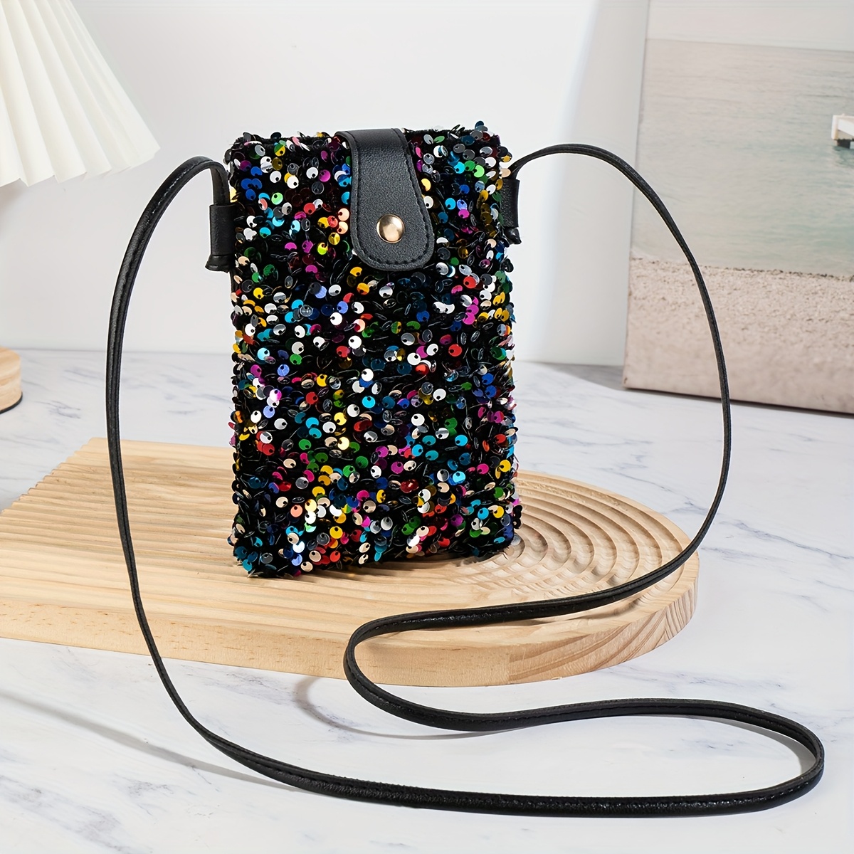 E-shop Eine stylische Damen-Pfefferminz-Crossbody-Handytasche, hergestellt aus leichtem Polyester, mit verstellbarem und austauschbarem Schultergurt,