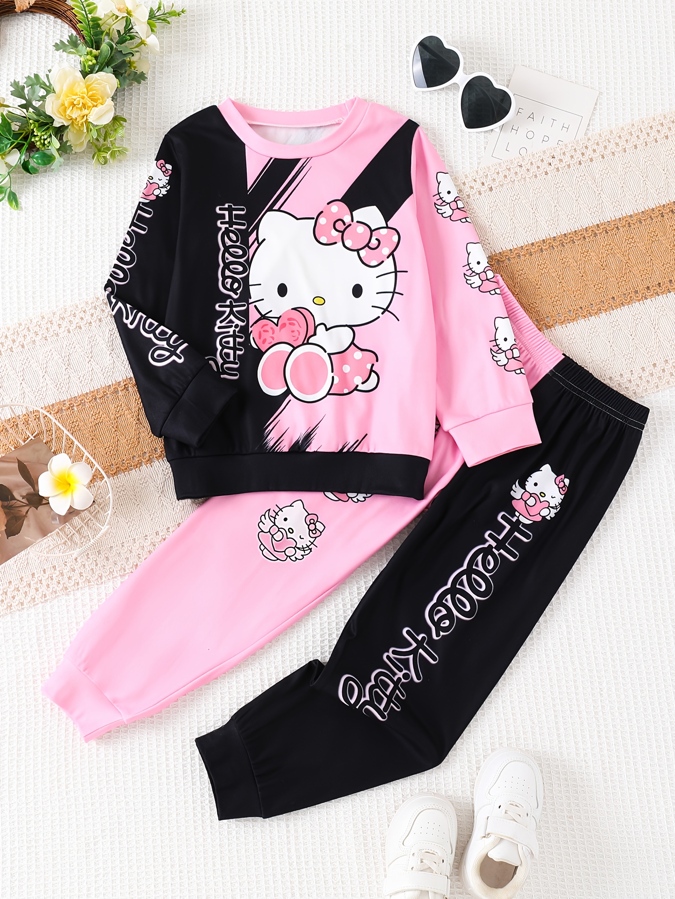 2 stuks Meisjes Hello Kitty Roze & Zwarte Outfit Set - Knusse Gebreide Joggingpak met Hart- en Strikpatronen, Lange Mouwen Topje Leggings