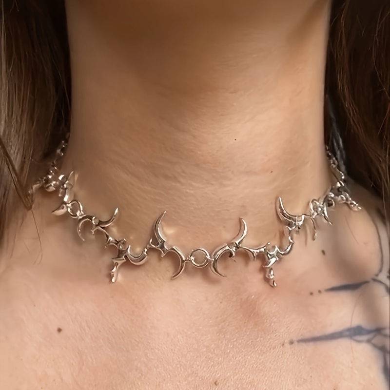 

Chic Punk-style Thorn Choker Necklace For Women - Zinc Alloy, Perfect For Parties & Festivals
