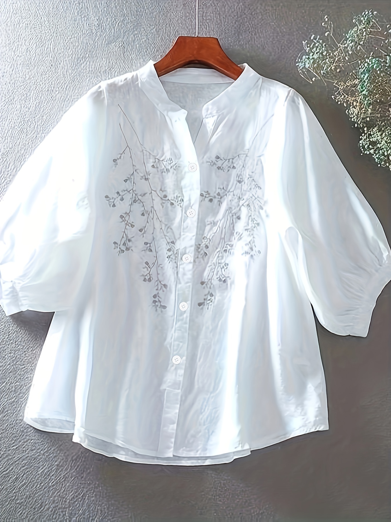 Blusa simples com padrão floral, blusa elegante com gola frontal e botão, roupas femininas