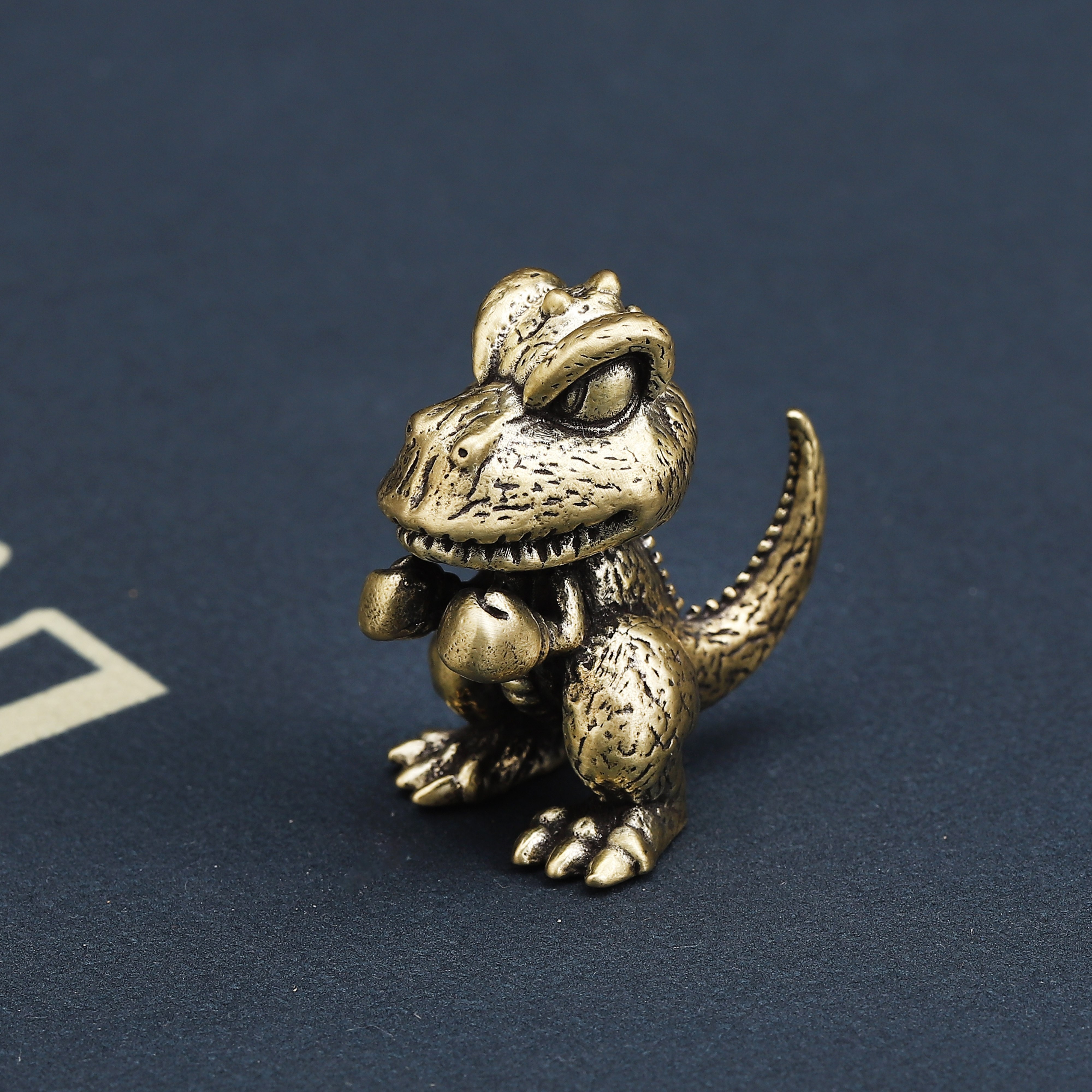 

1pc Boxing Dinosaur Playing Card Protector, Edc Metal Card Guard, Unique Table Weights Card Cover, Table Game Accessories, Challenge Coin Decor, Card Game Ornament, Collectible Toy For Men