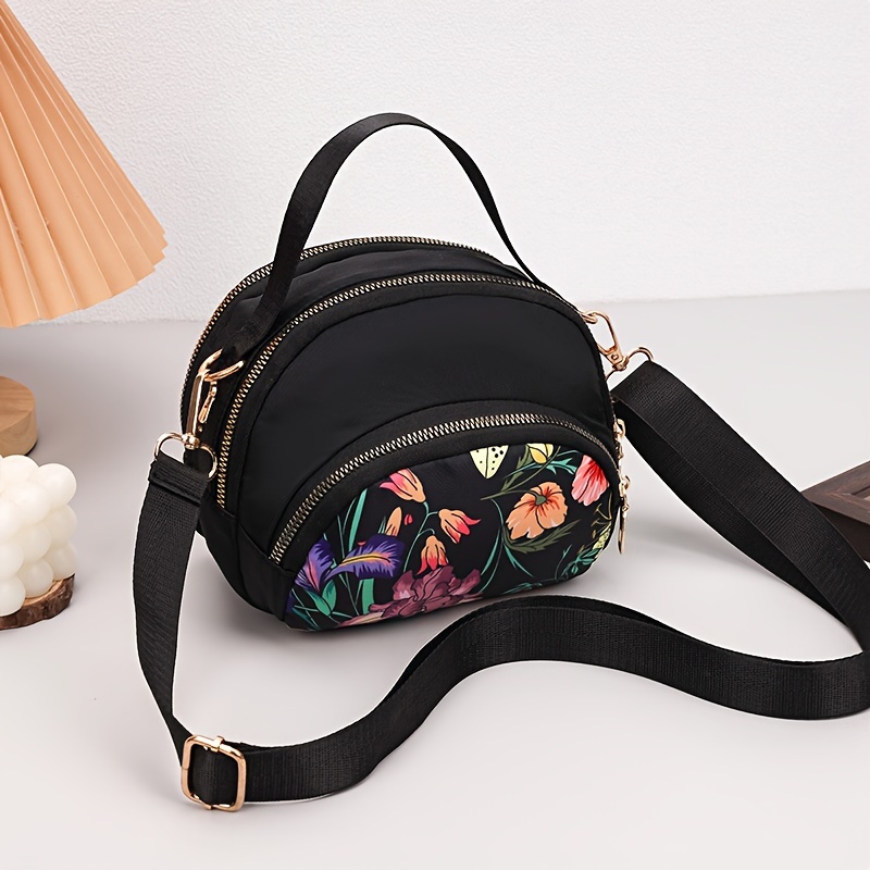 

Sac à bandoulière décontracté en nylon à motif floral avec bandoulière réglable et fermeture à glissière, sac messager avec doublure en polyester et motif aléatoire pour femmes.