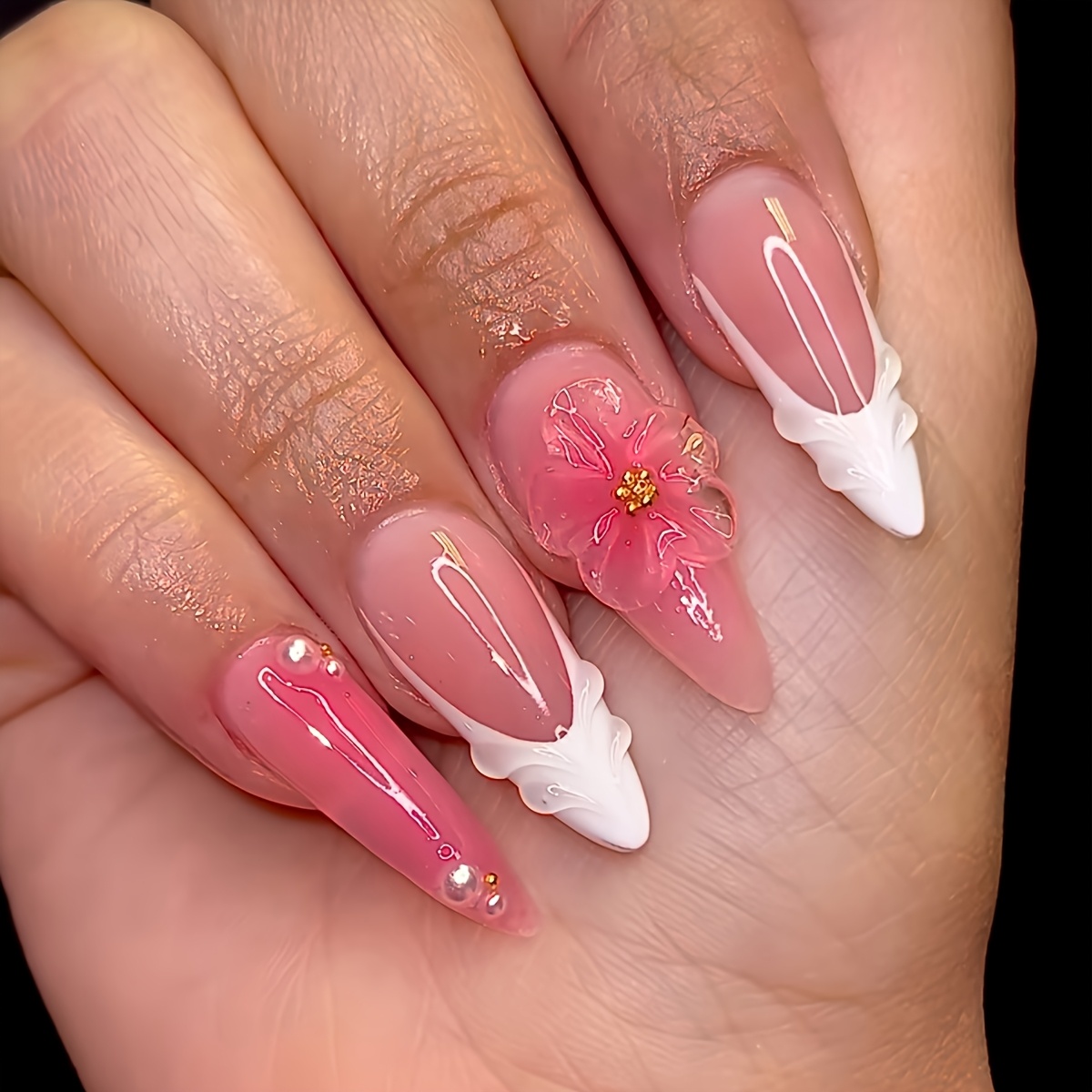 E-shop Set mit 24 mittel-langen, mandelförmigen Kunstnägeln mit rosa Blumenmustern, romantischen luxuriösen, sowie eleganten weißen -Spitzen. Geeignet
