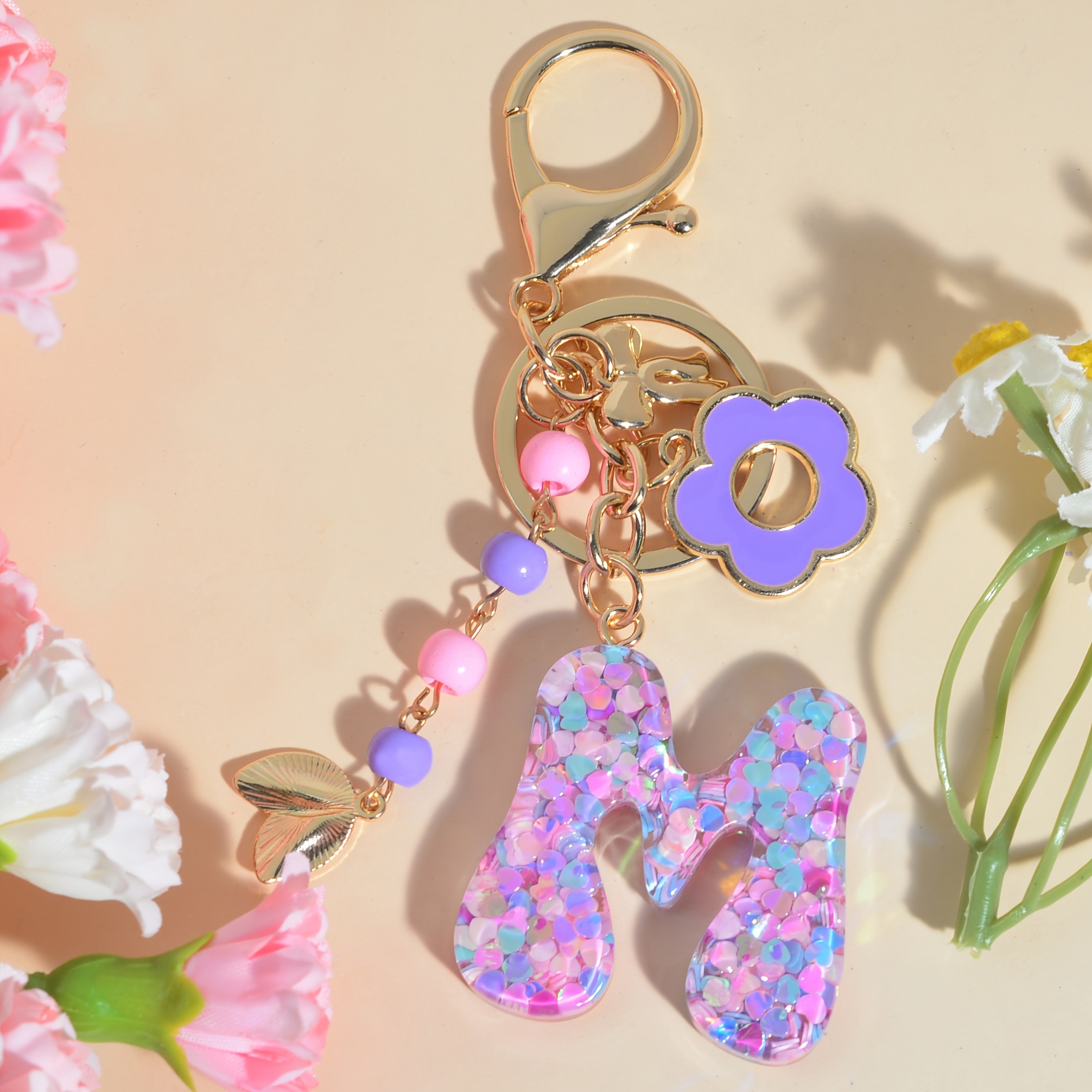 E-shop 1 Modischer Original Neuer Charakter Buchstaben Lila Perlen Blumen Charm | Niedlicher Cartoon Schlüsselanhänger für Frauen und, Harz und Eisen