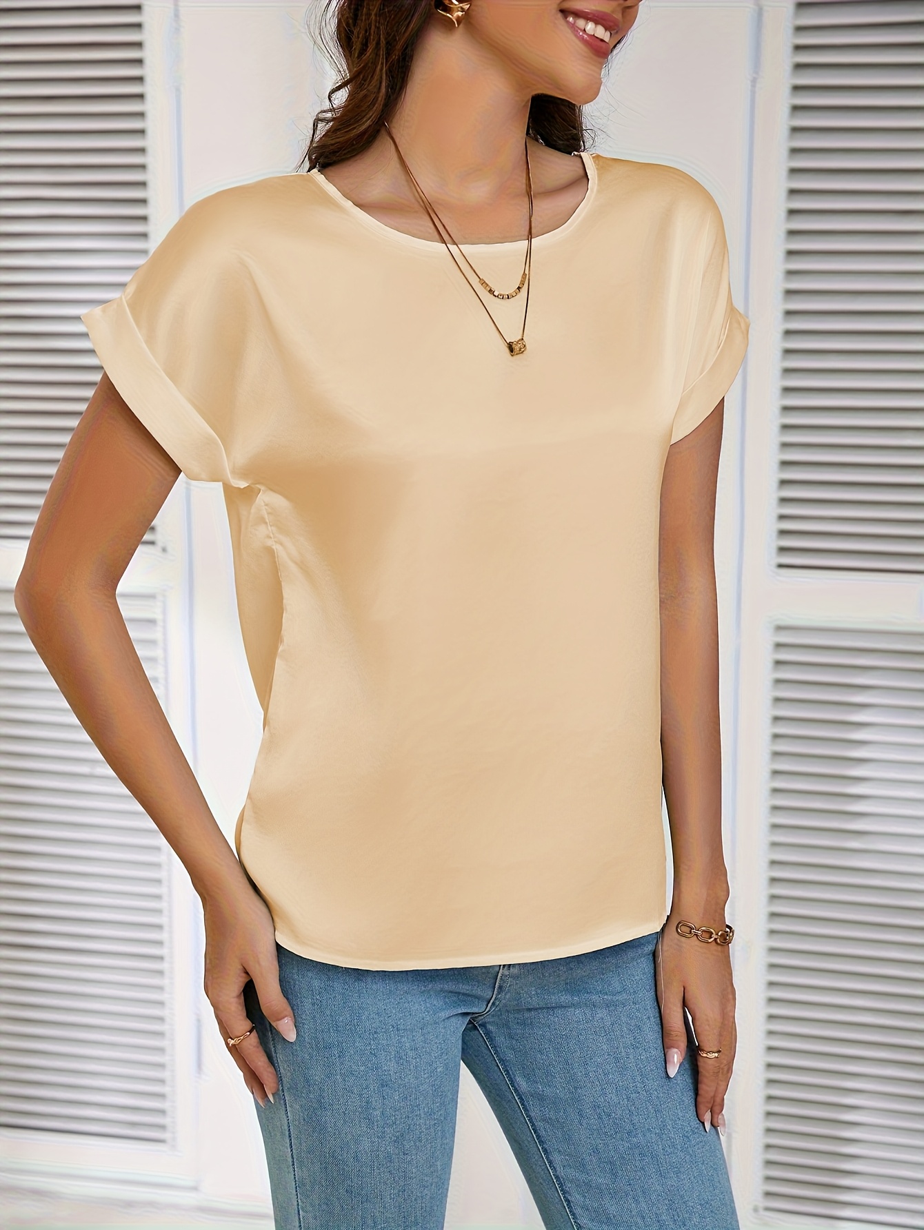 Elegantly Styled Versatile Short-sleeved T-shirt With A Simple And Fashionable Design